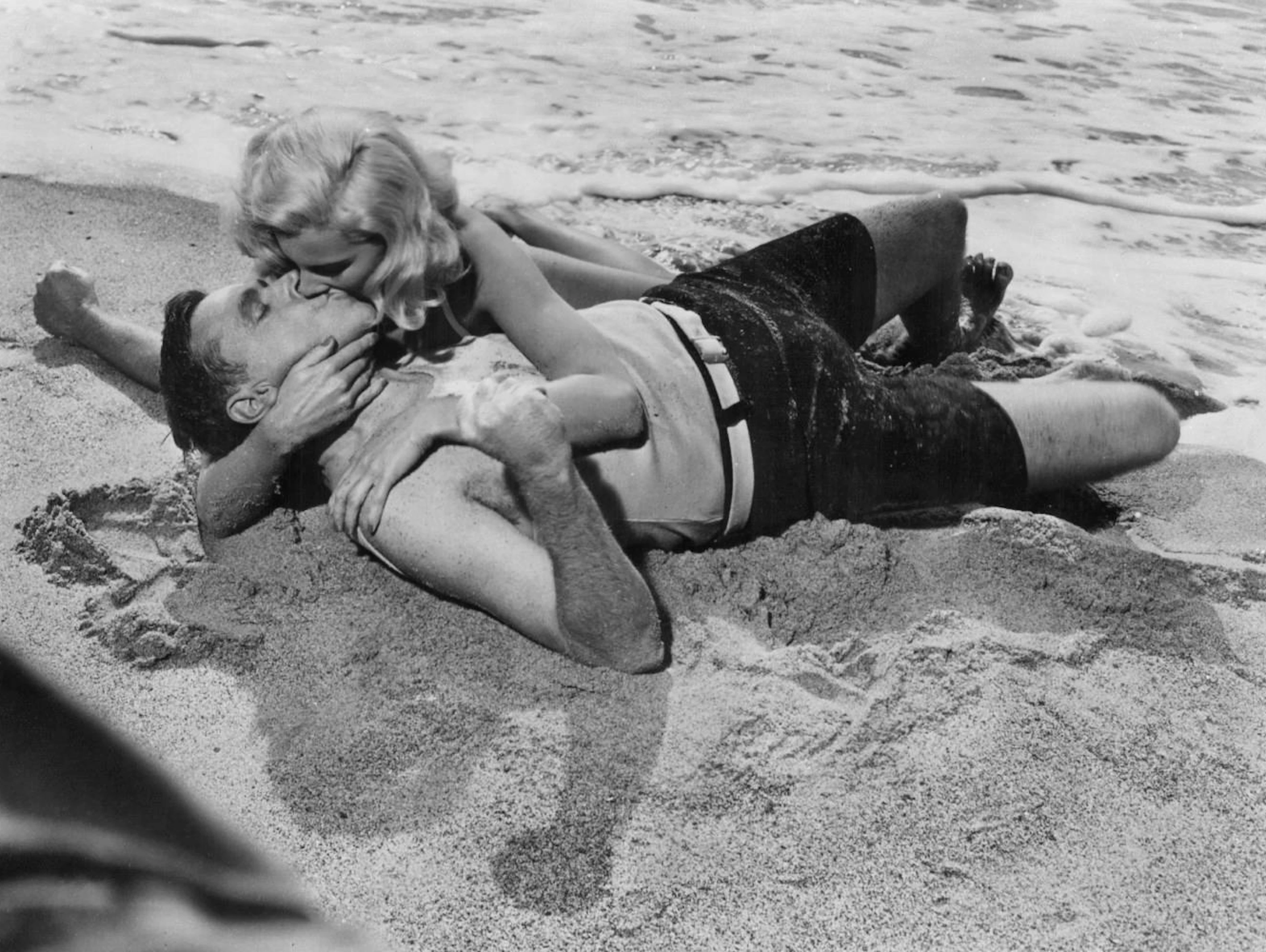 Platz 20: Küssen muss nicht zwingend eine todernste Angelegenheit sein - es geht auch mit Humor. Vor allem, wenn Komödienspezialist Billy Wilder im Spiel ist. Dolores Rosedales und Tom Ewells passionierter Nahkampf im Sand in «Das verflixte 7. Jahr» (1955) ist eine Parodie auf eine andere berühmte Kussszene der Filmgeschichte: die aus dem Militärdrama «Verdammt in alle Ewigkeit» (1953).