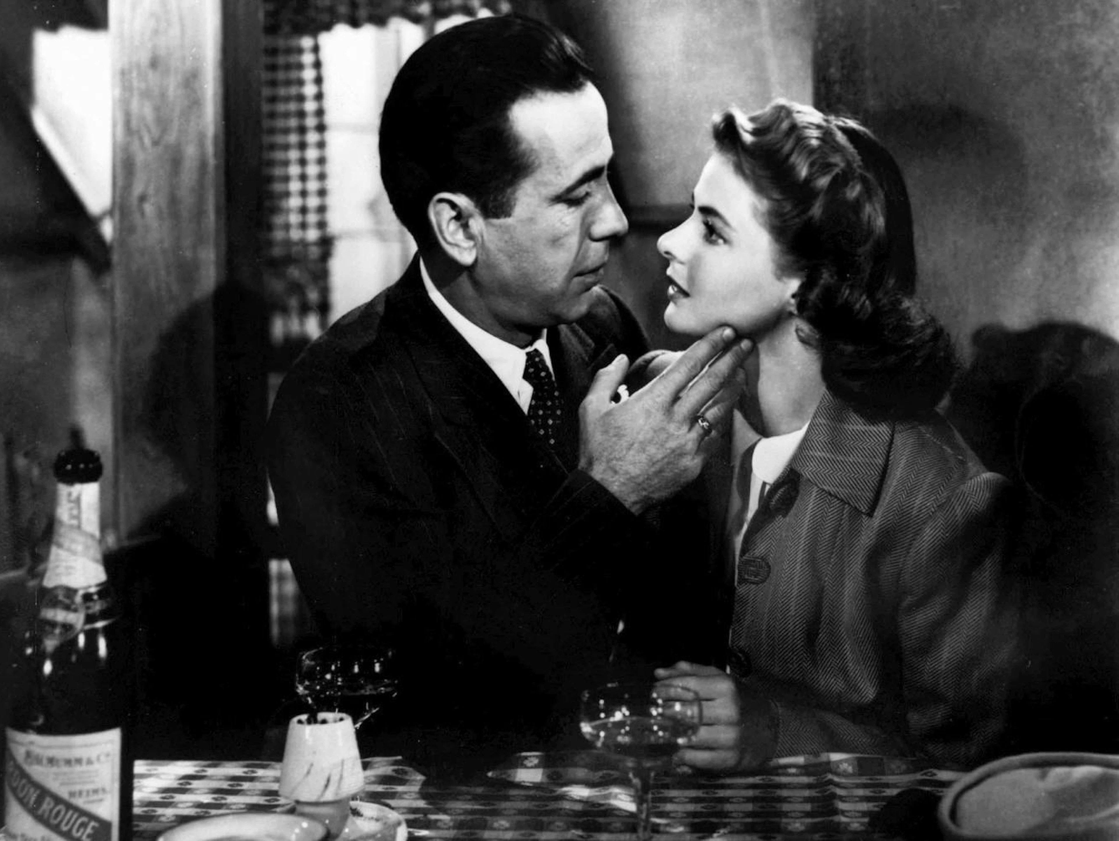Platz 6: «Ich schau' Dir in die Augen, Kleines» - selten waren Liebende so cool wie Humphrey Bogart als Rick und Ingrid Bergman als Ilsa in «Casablanca» (1942). Die berühmte Kussszene ist trotzdem - oder gerade deswegen - zum Dahinschmelzen.&nbsp;