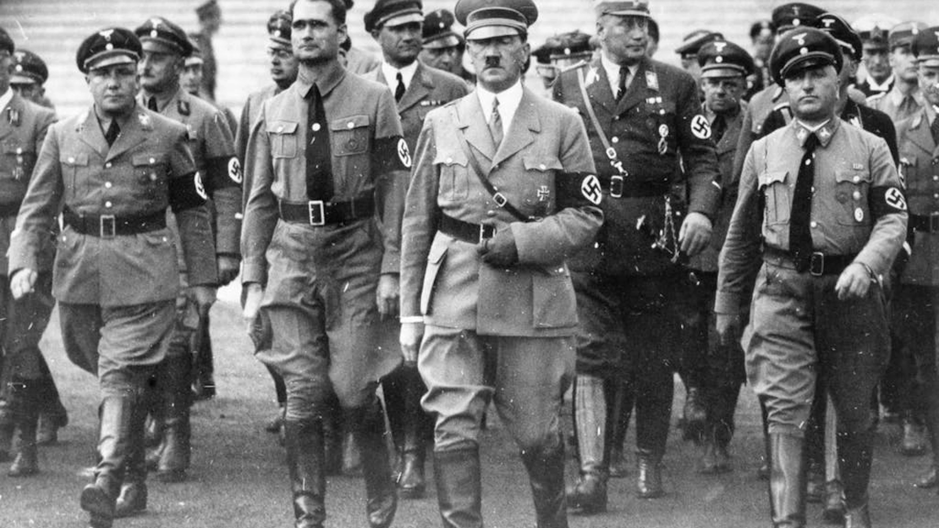 Le secrétaire personnel d'Hitler Martin Bormann (1900-1945, au premier rang tout à gauche, cliché pris en 1935) est considéré comme un des principaux exécutants du dictateur nazi.