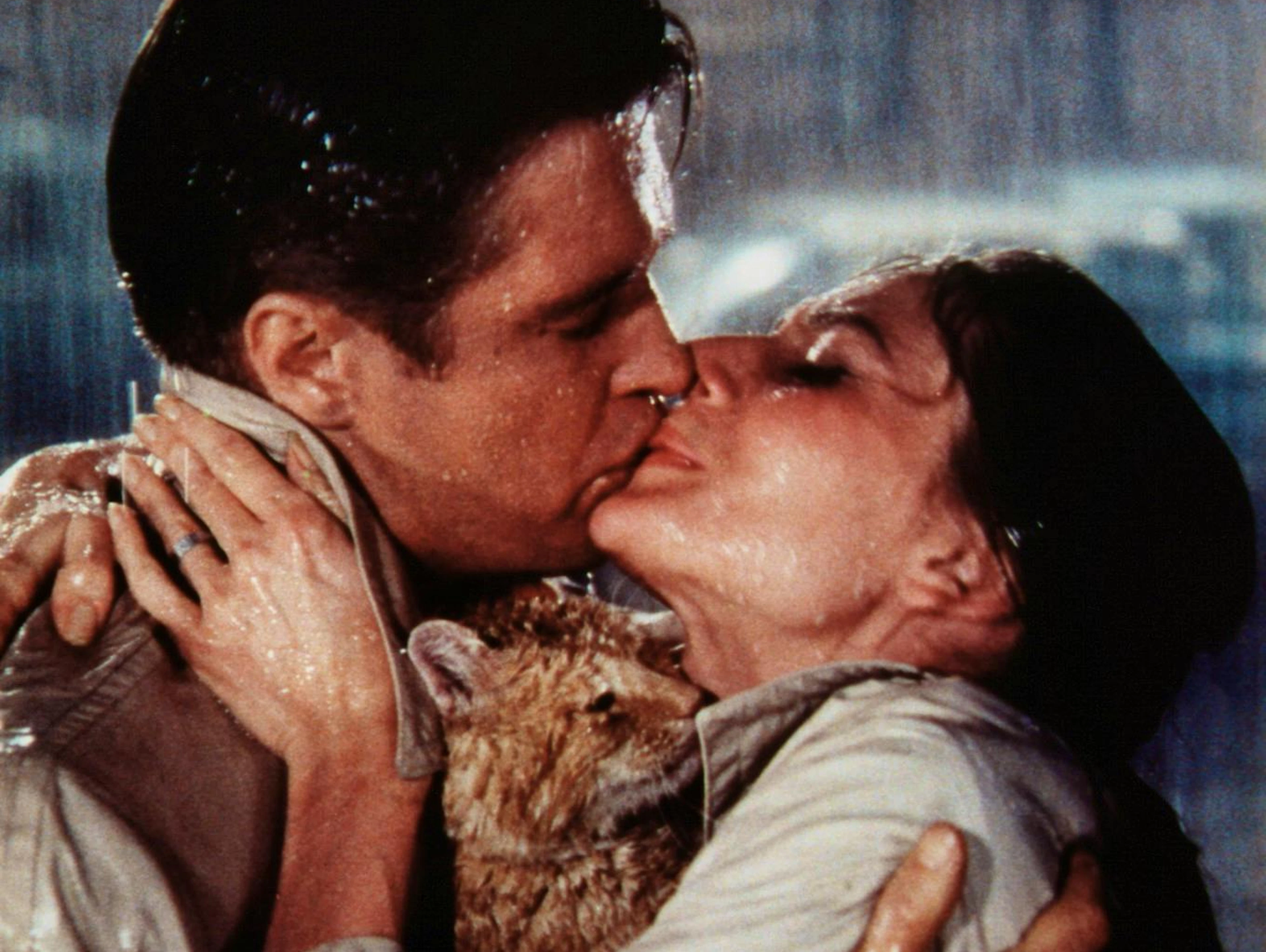 Platz 5: Am Ende des turbulenten Klassikers «Frühstück bei Tiffany» (1961) liegen sich George Peppard und Audrey Hepburn doch noch in den Armen. Dazu auch hier ein sehr beliebtes Knutschambiente: prasselnder Regen.&nbsp;