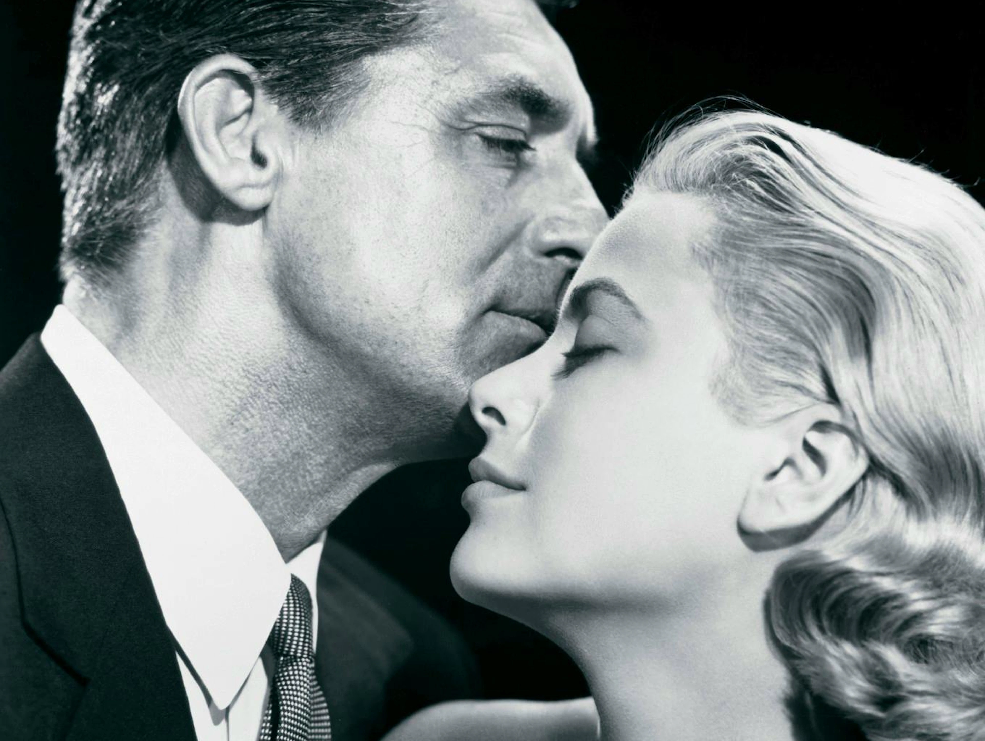 Platz 8: Cary Grant bezeichnete Grace Kelly einst als seine Lieblingsdarstellerin. «Sie verfügte über Gelassenheit», sagte er über seine Drehpartnerin aus Hitchcocks «Über den Dächern von Nizza» (1955). Das wirkte sich offenbar sehr vorteilhaft auf einen der schönsten Filmküsse aller Zeiten aus.&nbsp;
