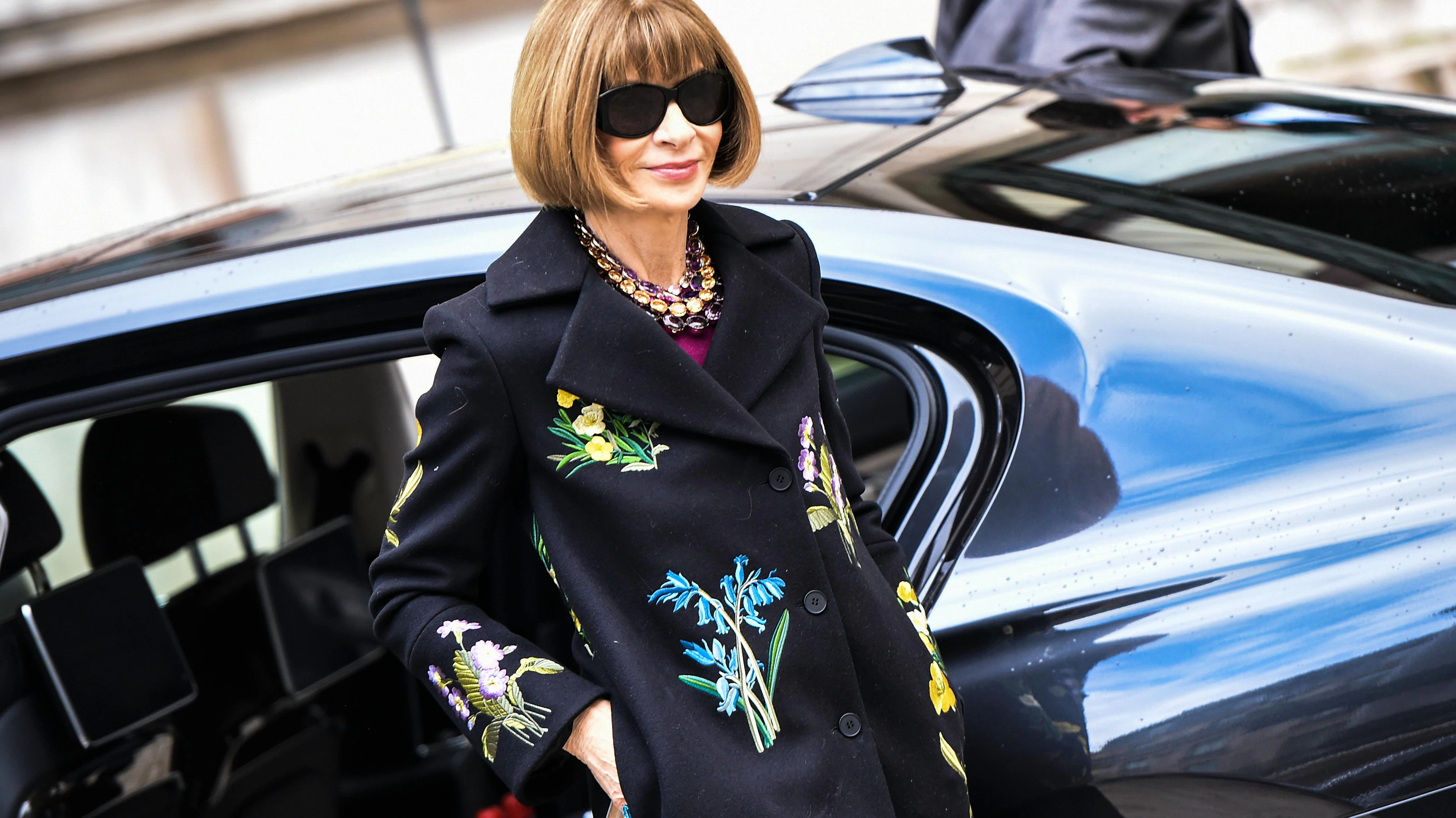 Wie romantisch Stickereien auch im Herbst aussehen können, zeigt Anna Wintour.