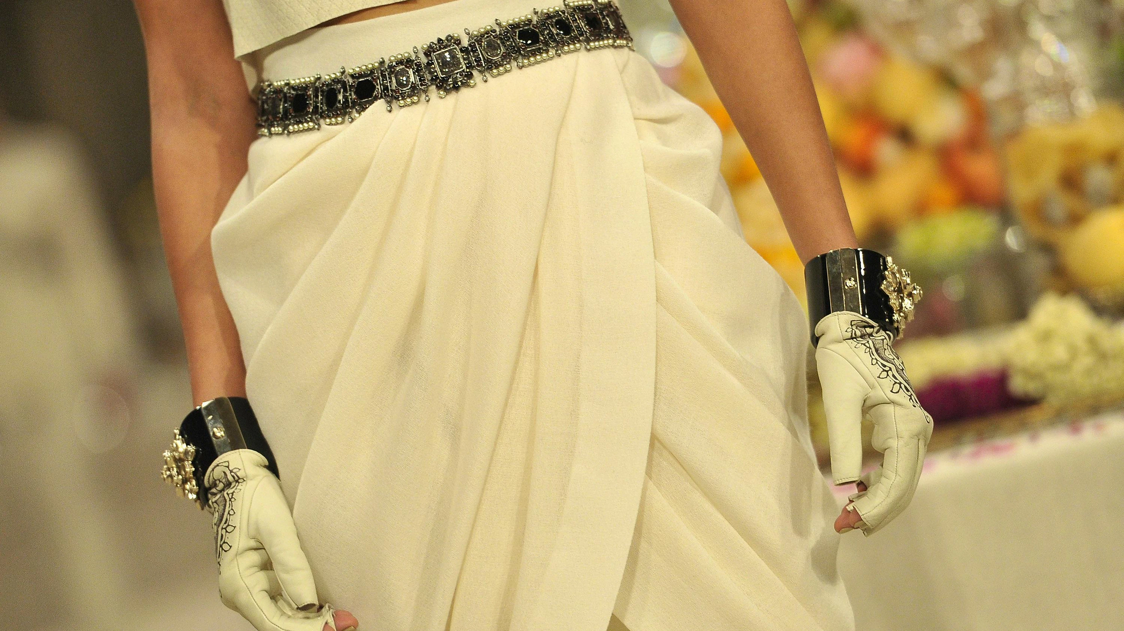 Sein eigener ikonischer Look diente Karl Lagerfeld als Inspirationsquelle für seine Entwürfe. Etwa die fingerlosen Handschuhe...