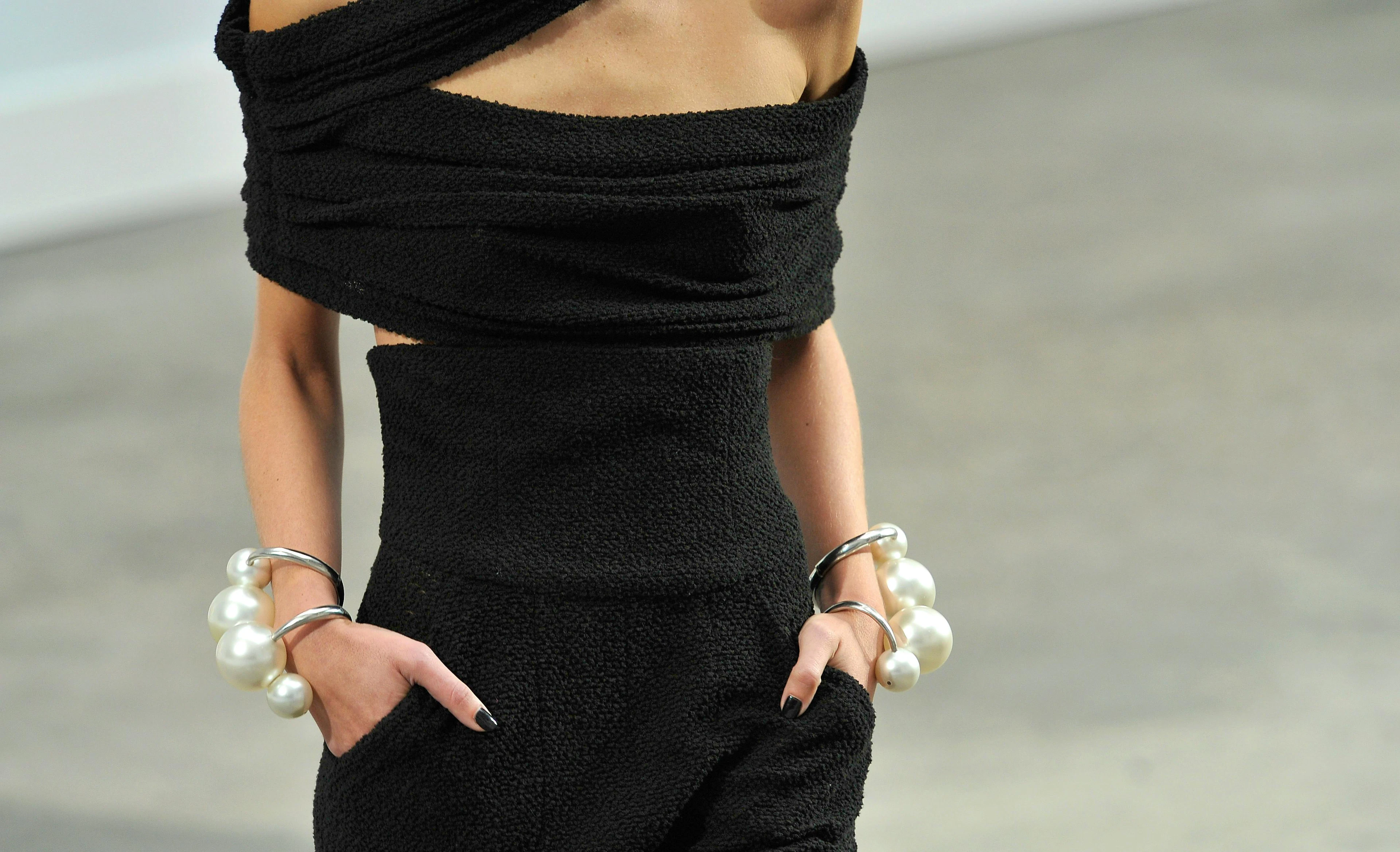 Perlen gehören ebenfalls zum klassischen Chanel-Repertoire. Auch ihnen verpasste Lagerfeld einen modernen Schliff.