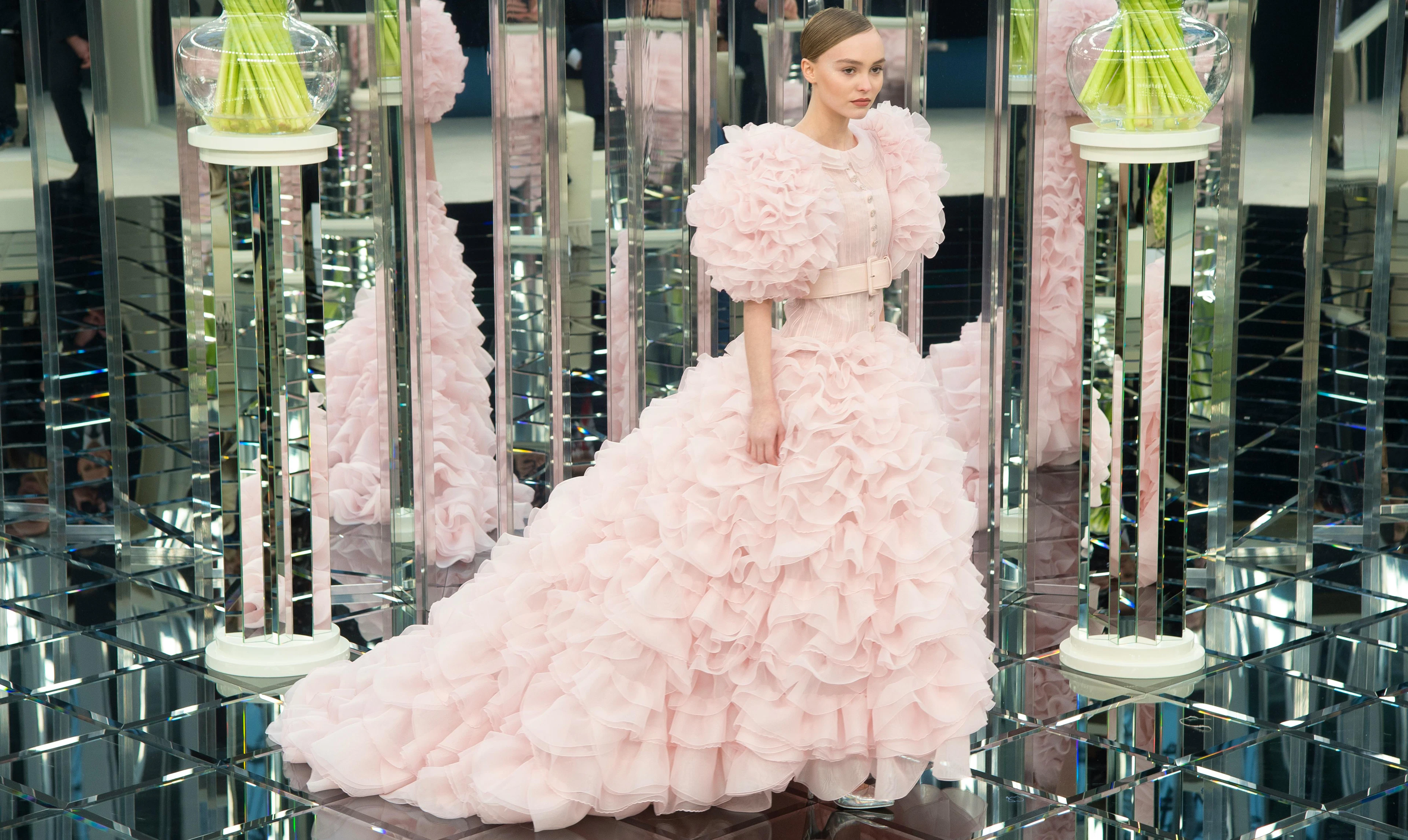 Auch Traumroben – wie das Kleid, das Lagerfeld-Muse Lily Rose Depp 2017 in Paris präsentierte – zählten zu seinem Repertoire.
