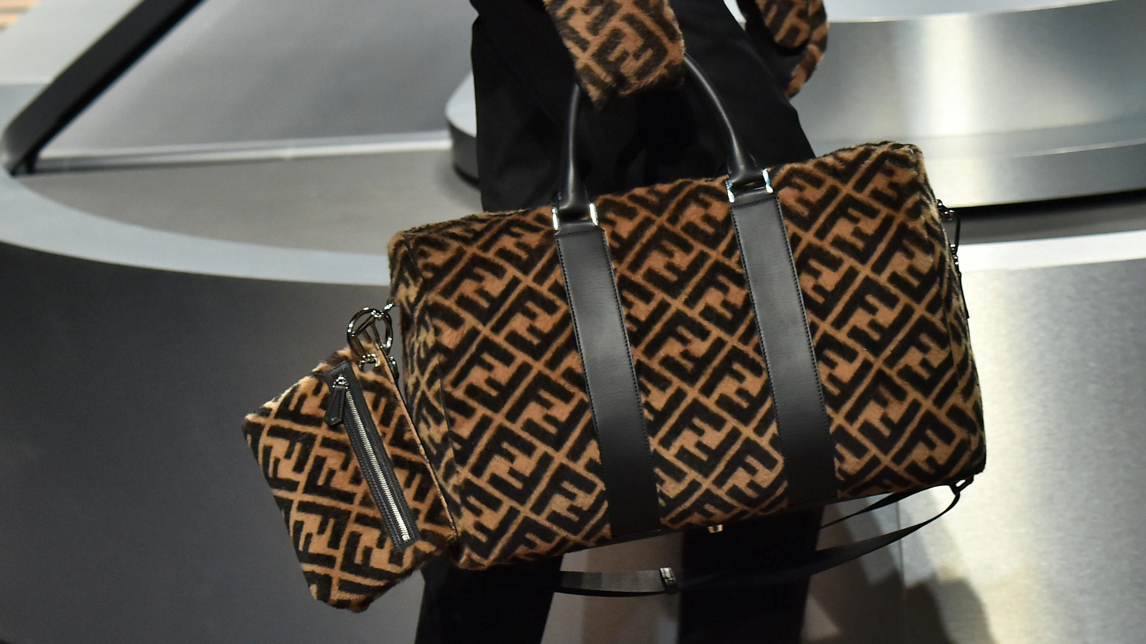 Lagerfeld war aber nicht nur für Chanel tätig. Auch bei Fendi bewies er ein gutes Gespür für den Zeitgeist und setzte unlängst den Grundstein für die aktuell grassierende Logo-Mania.
