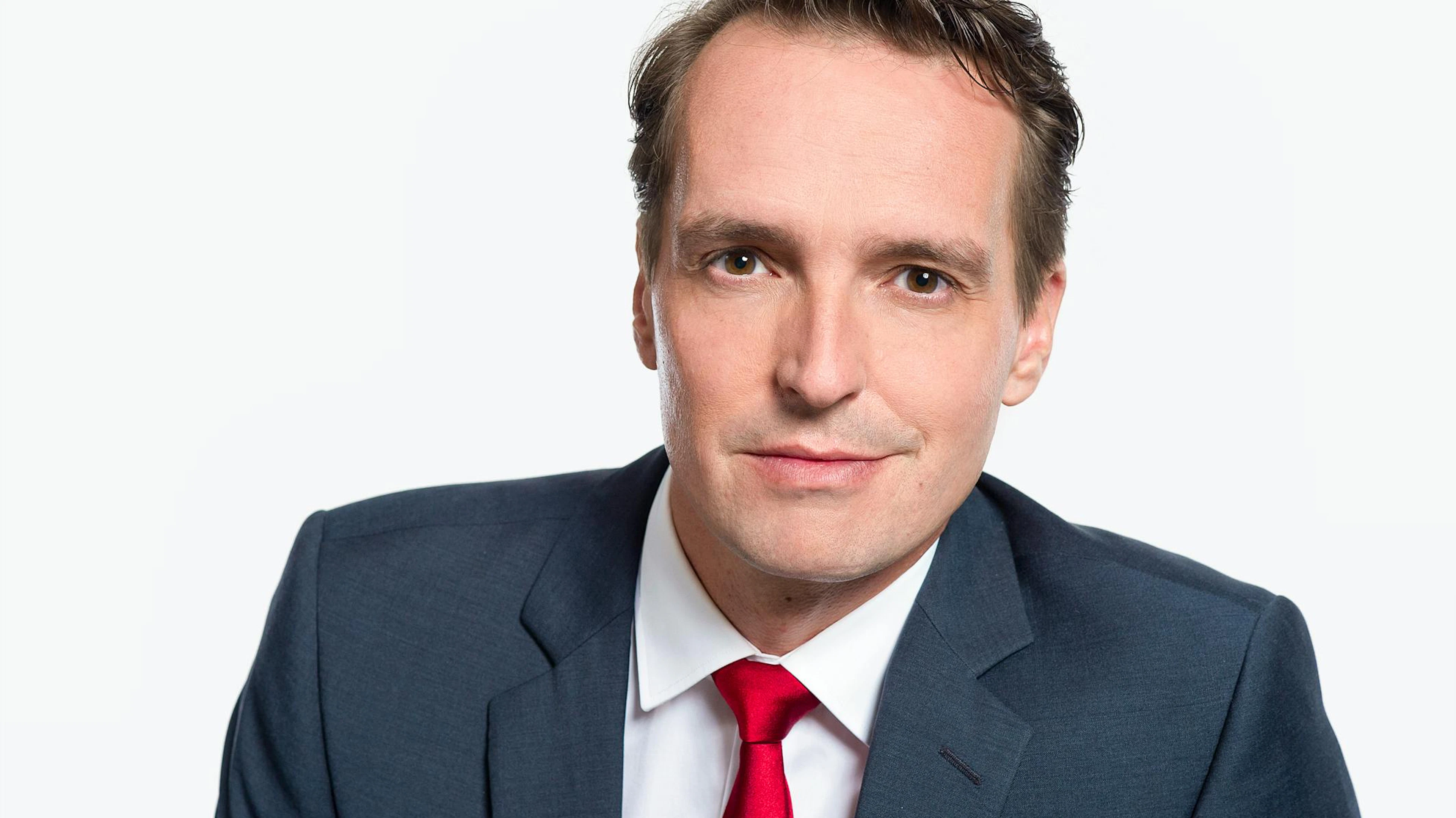 Florian Inhauser über seinen Job als «Tagesschau»-Moderator: <em>«</em>Ich weiss nicht, ob ich eine Instanz bin. Ich nehme mich nicht so wahr. Dass man eine Instanz werden kann in diesem Job, halte ich für möglich. Ich möchte es aber nicht sein.»