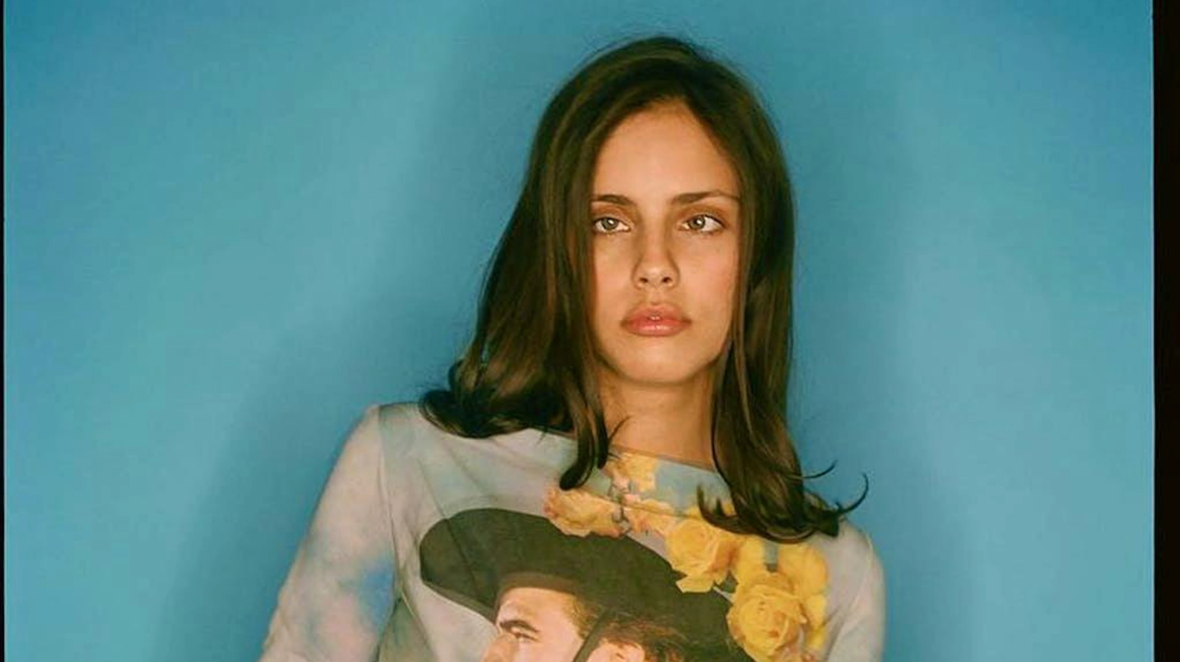 Dieses Model steht voll und ganz zu ihrem Schielen und ist damit zu einem It-Girl geworden