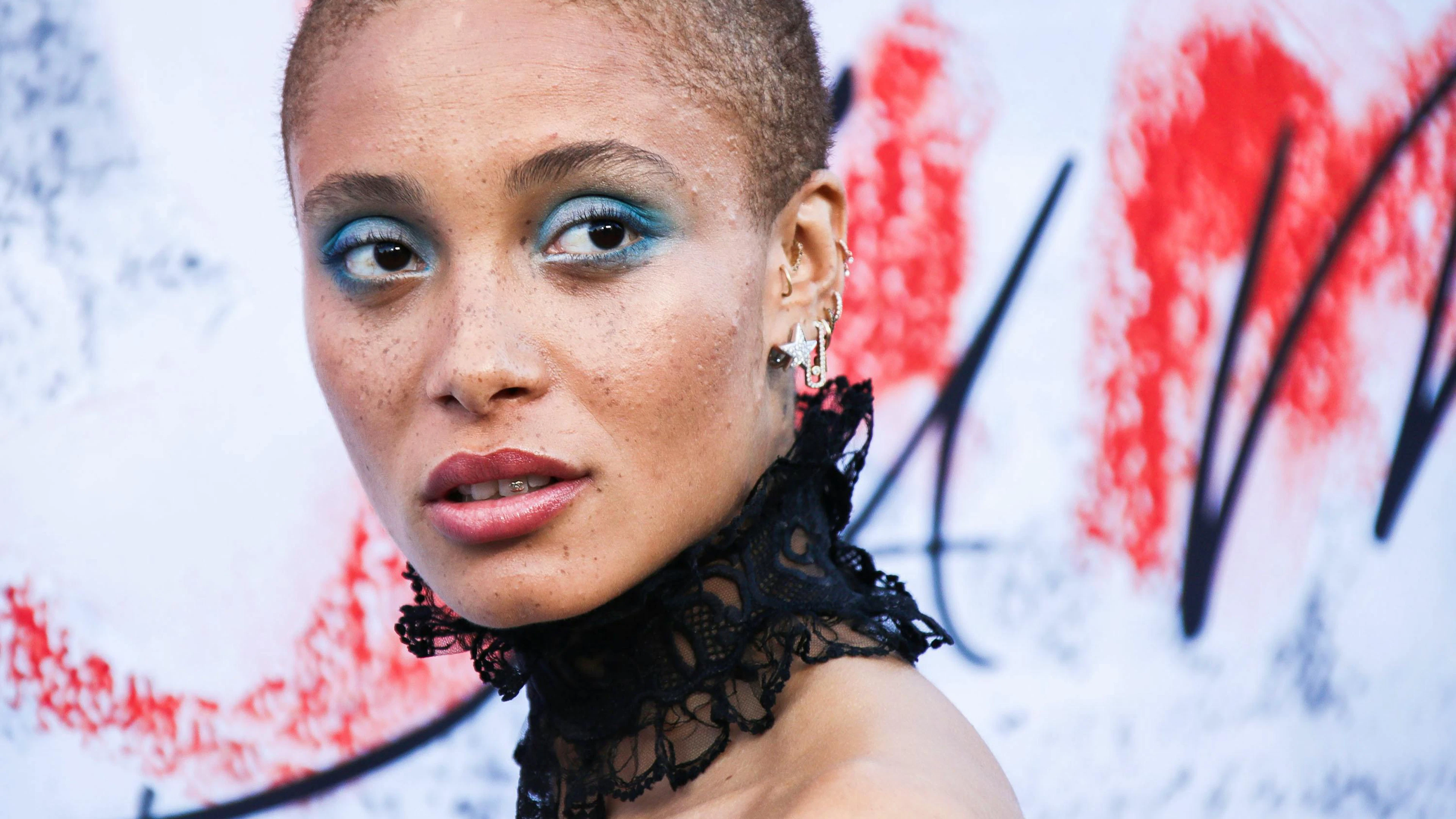 Adwoa Aboah hat ihre Model-Karriere ihrem speziellen Look zu verdanken. Die Tochter einer Engländerin und eines Ghanaer modelt unter anderem für Chanel.