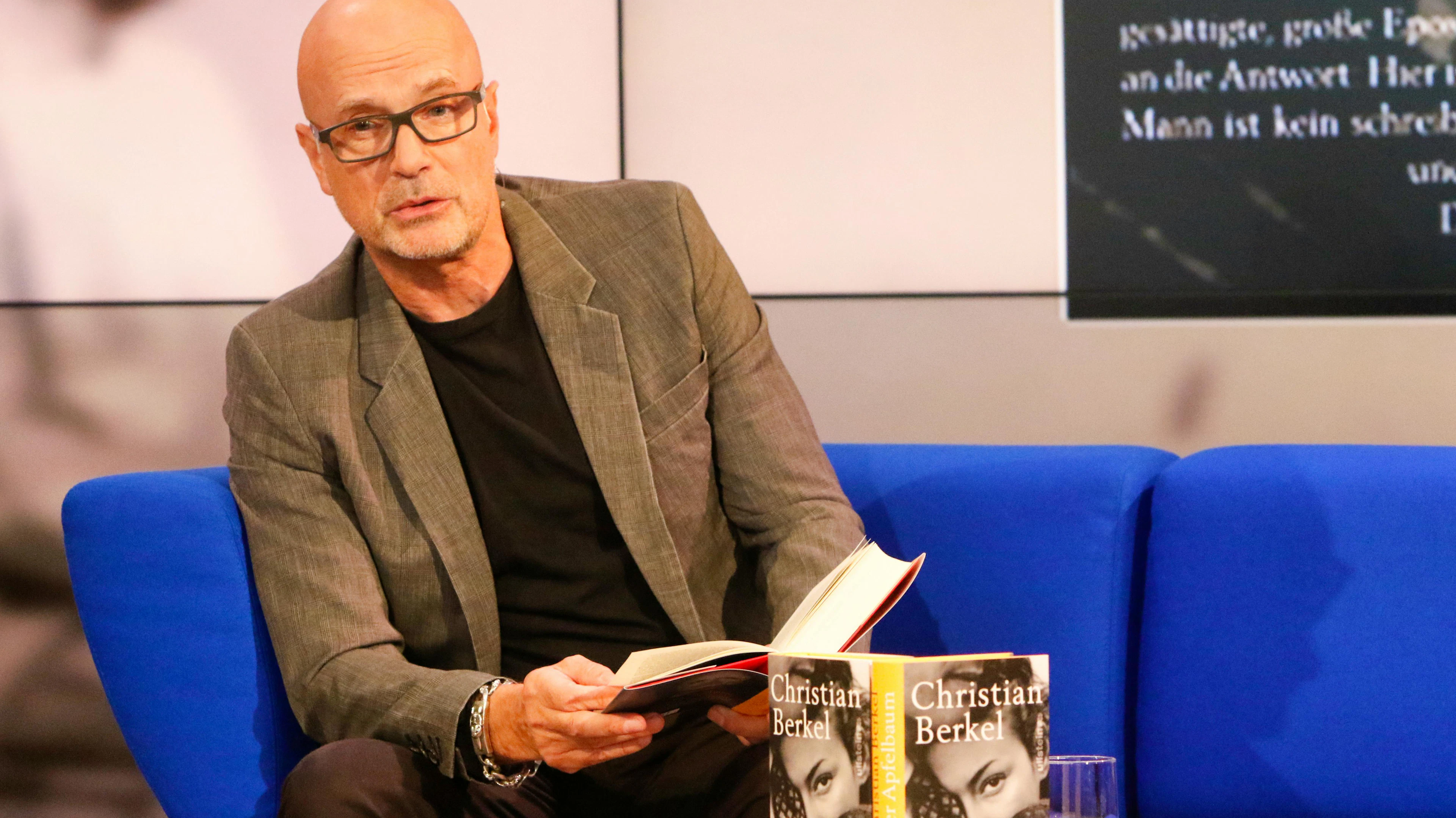 Christian Berkel über seinen Roman «Der Apfelbaum»: «Ein Schauspieler muss, wie ein Schriftsteller auch, die Fähigkeiten mitbringen, sich emotional in Figuren einfühlen zu können. Eine Fähigkeit, die mir beim Schreiben zugutegekommen ist.»