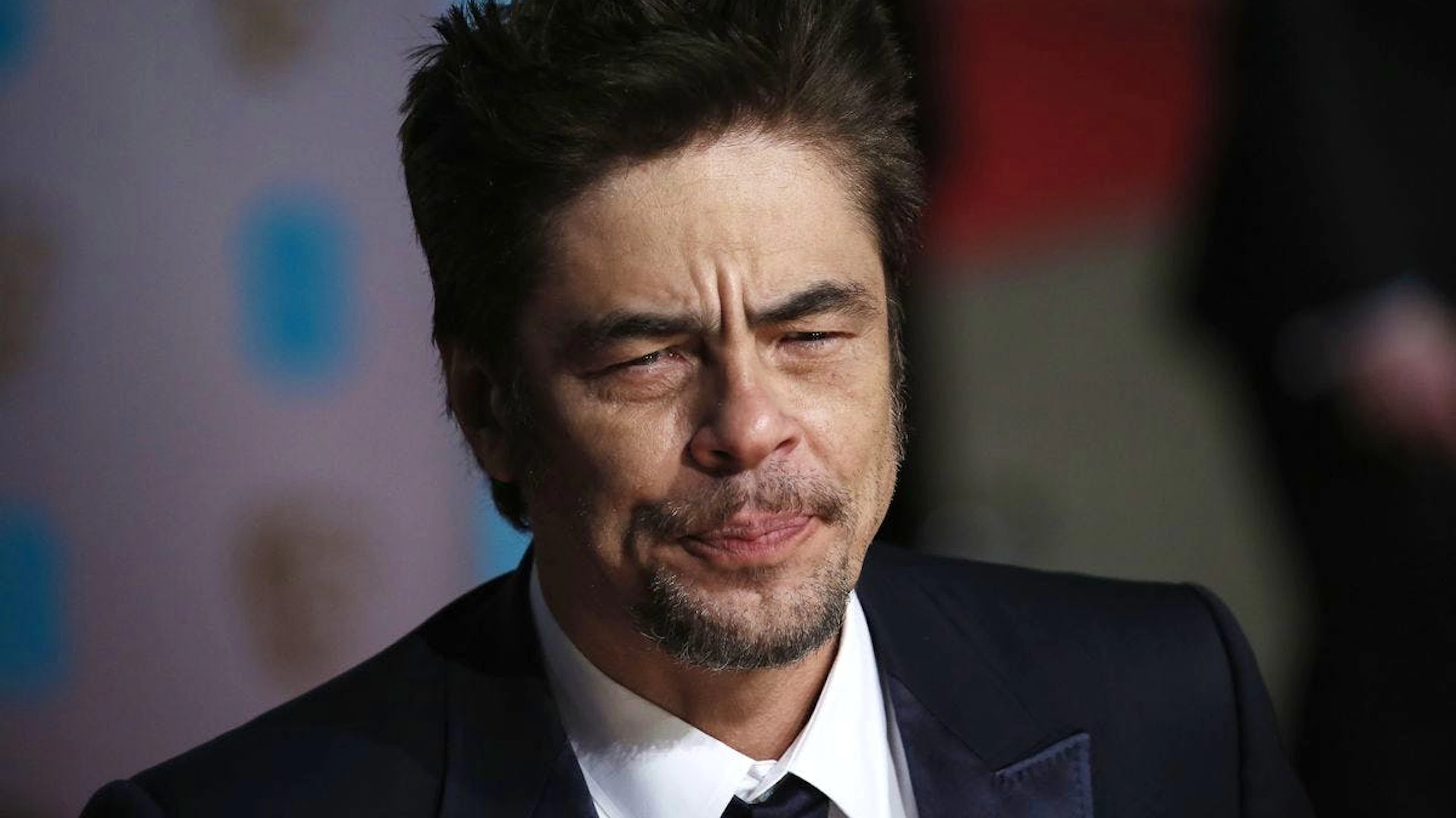 Damit Benicio del Toro jederzeit auf Holz klopfen kann, trägt er immer einen Holzring bei sich. Sicher ist sicher.