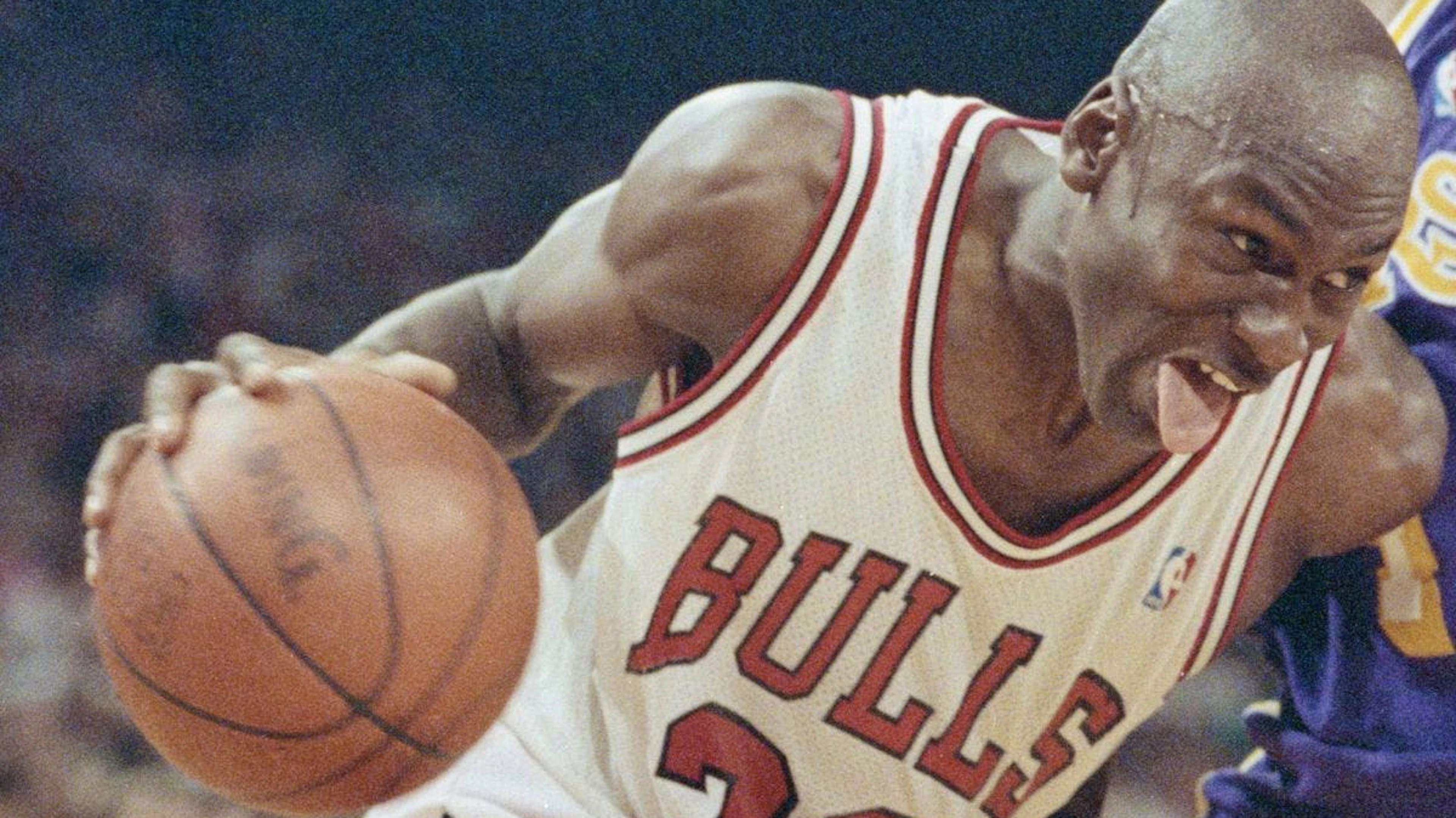 Basketball-Legende Michael Jordan kann das nachvollziehen: Er trug während seiner gesamten Karriere bei den Chicago Bulls die blauen Shorts seiner alten College-Mannschaft aus North Carolina.