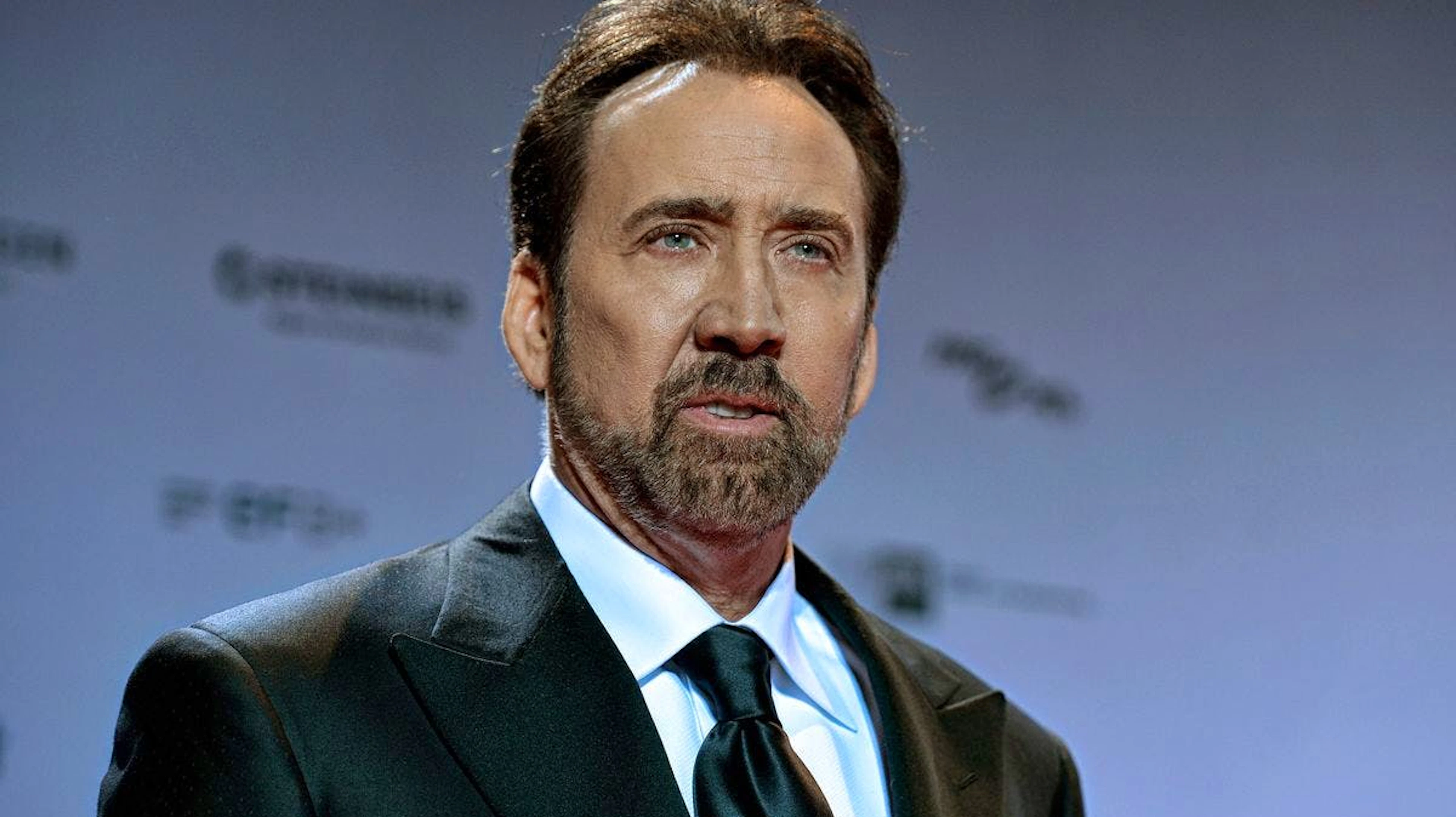 Auch Nicolas Cage klopft dreimal auf Holz, um Unglück von sich fernzuhalten. Damit gehört er allerdings noch zu den Normalos unter den Hollywood-Stars.