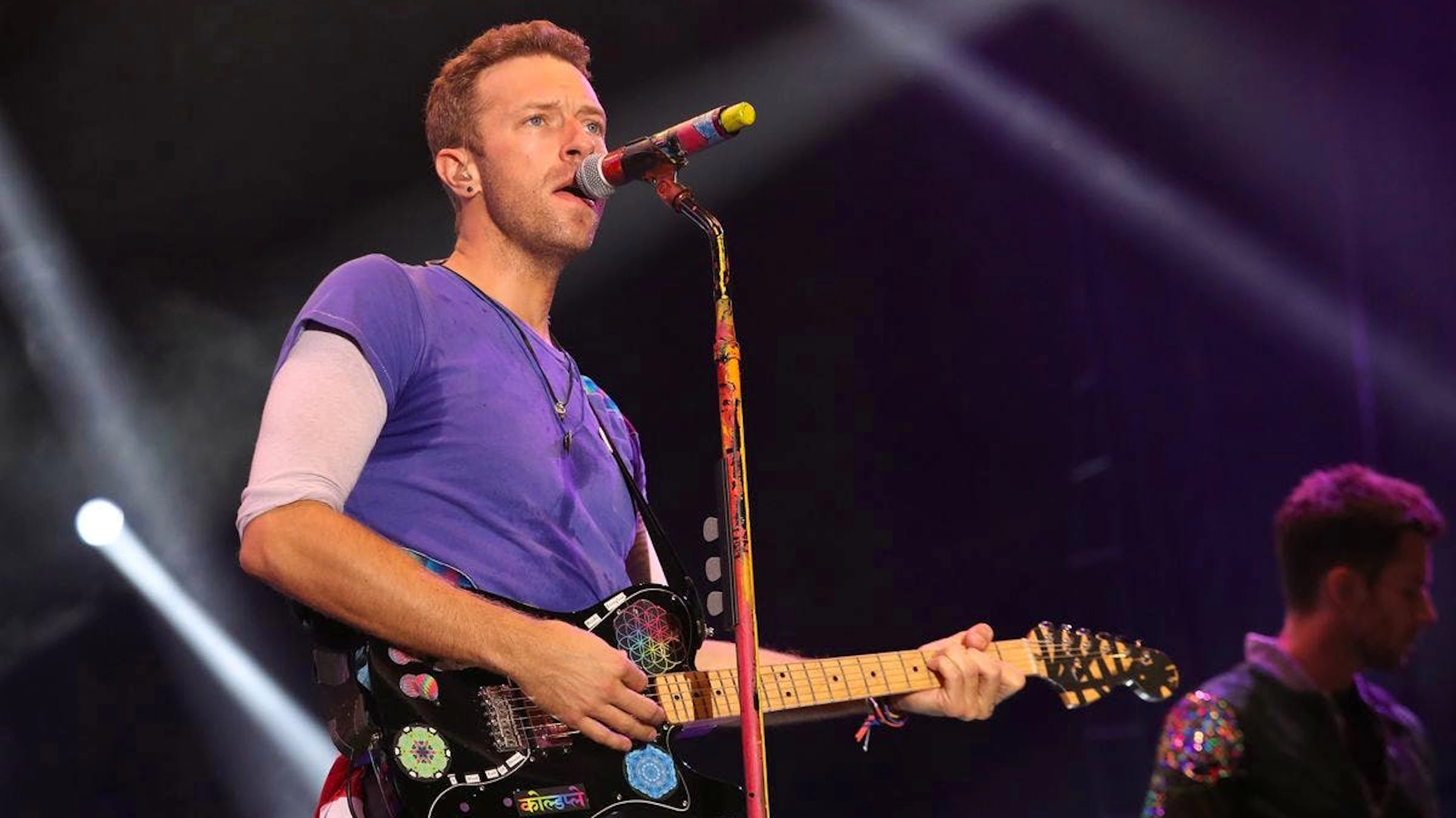 Damit Coldplay-Frontmann Chris Martin immer richtig singt, putzt er sich vor jedem Auftritt die Zähne. Die Fans in der ersten Reihe dürfen sich über den frischen Atem freuen.