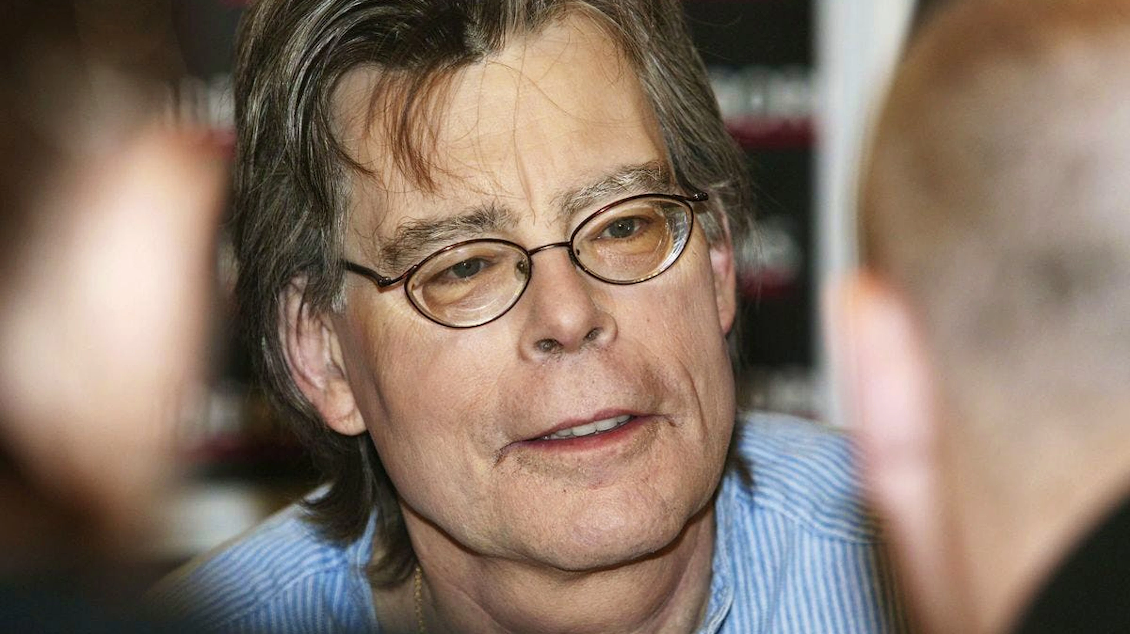 Dass jemand, der sich beruflich mit dem Übernatürlichen beschäftigt, zum Aberglauben neigt, überrascht nicht wirklich: Horrorautor Stephen King verriet einmal der «Welt am Sonntag»: «Wenn ich im Auto unterwegs bin und ein Rabe vor mir die Strasse kreuzt, mache ich mit der Hand sofort das Teufelszeichen.»