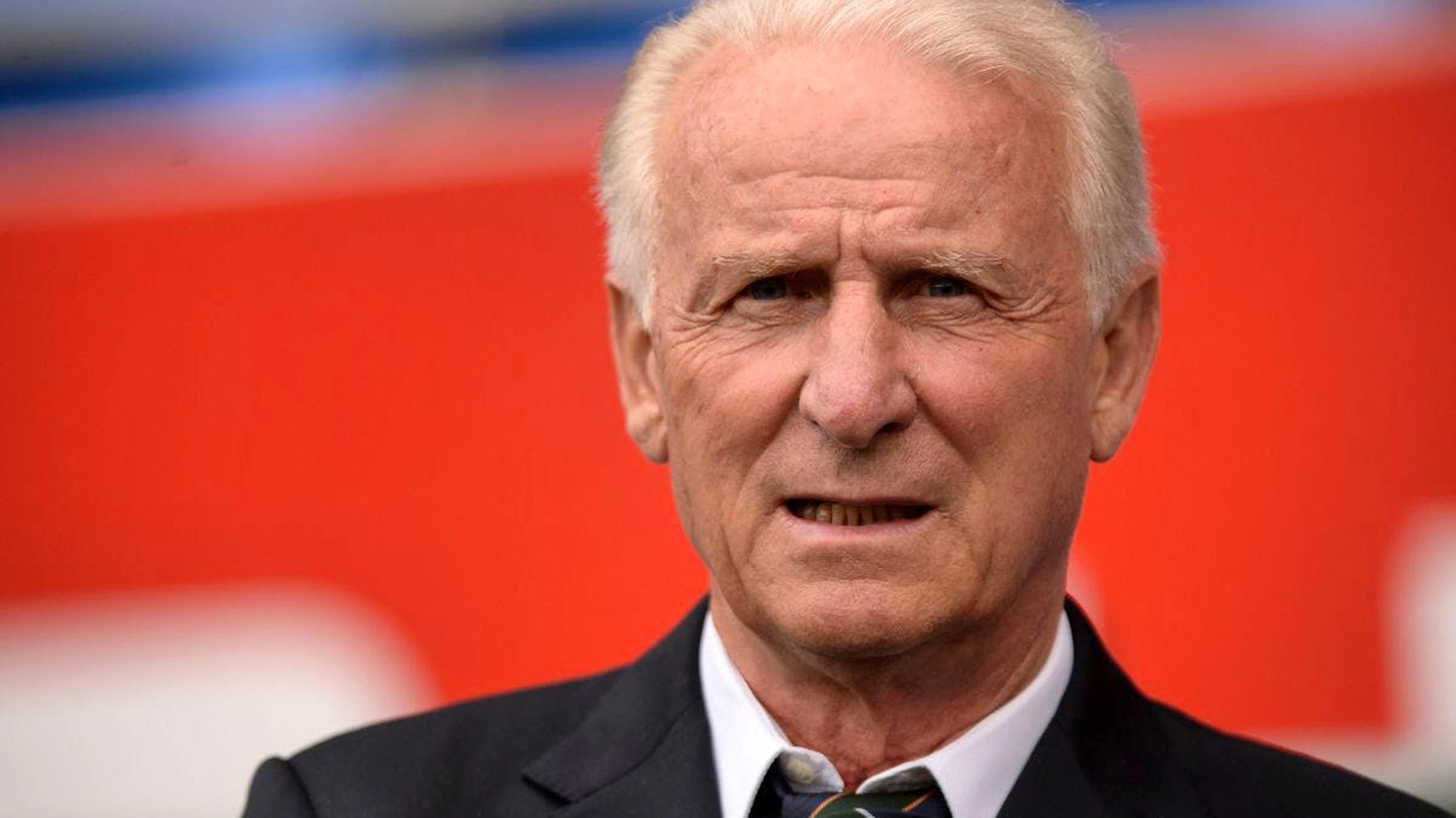 Trainer-Legende Giovanni Trapattoni schwört auf göttlichen Beistand: Ein Weihwasserfläschchen, das ihm seine Schwester, eine katholische Nonne, geschenkt hat, soll ihm Glück bringen.