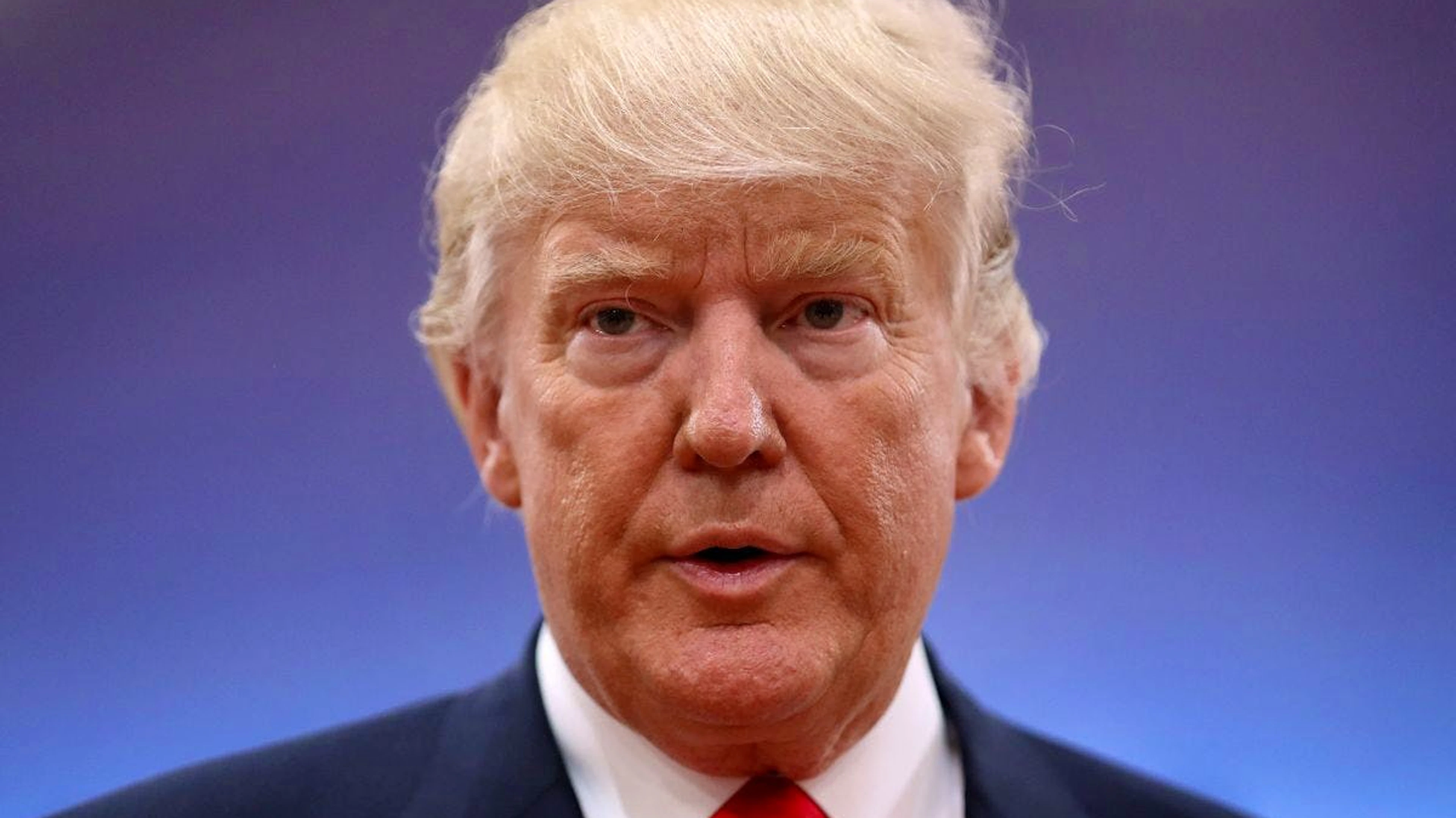 Obamas Nachfolger Donald Trump bezeichnet sich selbst als «sehr abergläubische Person». Er ist dafür bekannt, nach dem Essen immer ein paar Salzkörner über seine Schulter zu werfen, um Böses fernzuhalten.