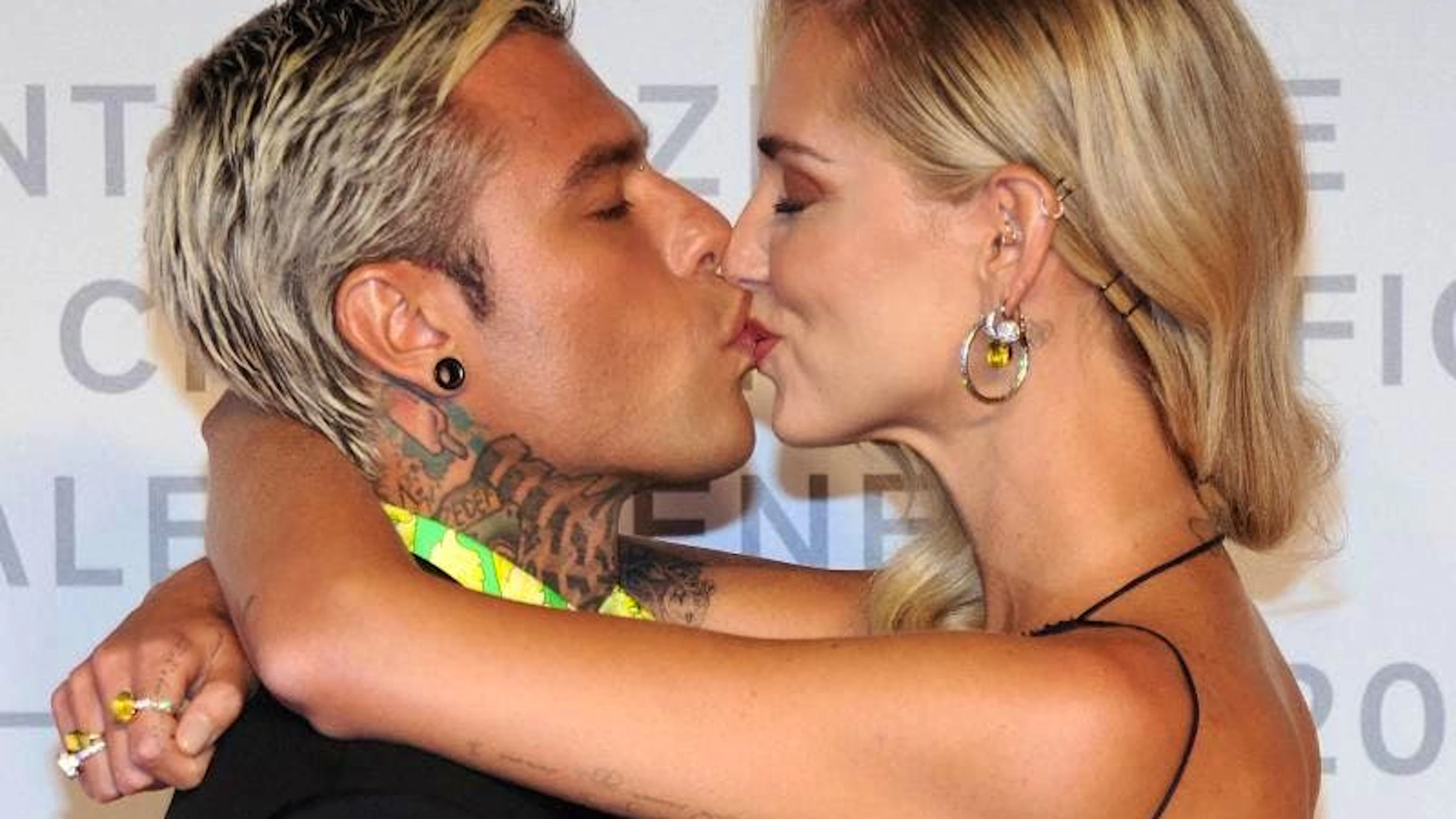 Influencerin Chiara Ferragni mit ihrem Mann, dem Rapper Fedez, auf dem roten Teppich in Venedig 2019.