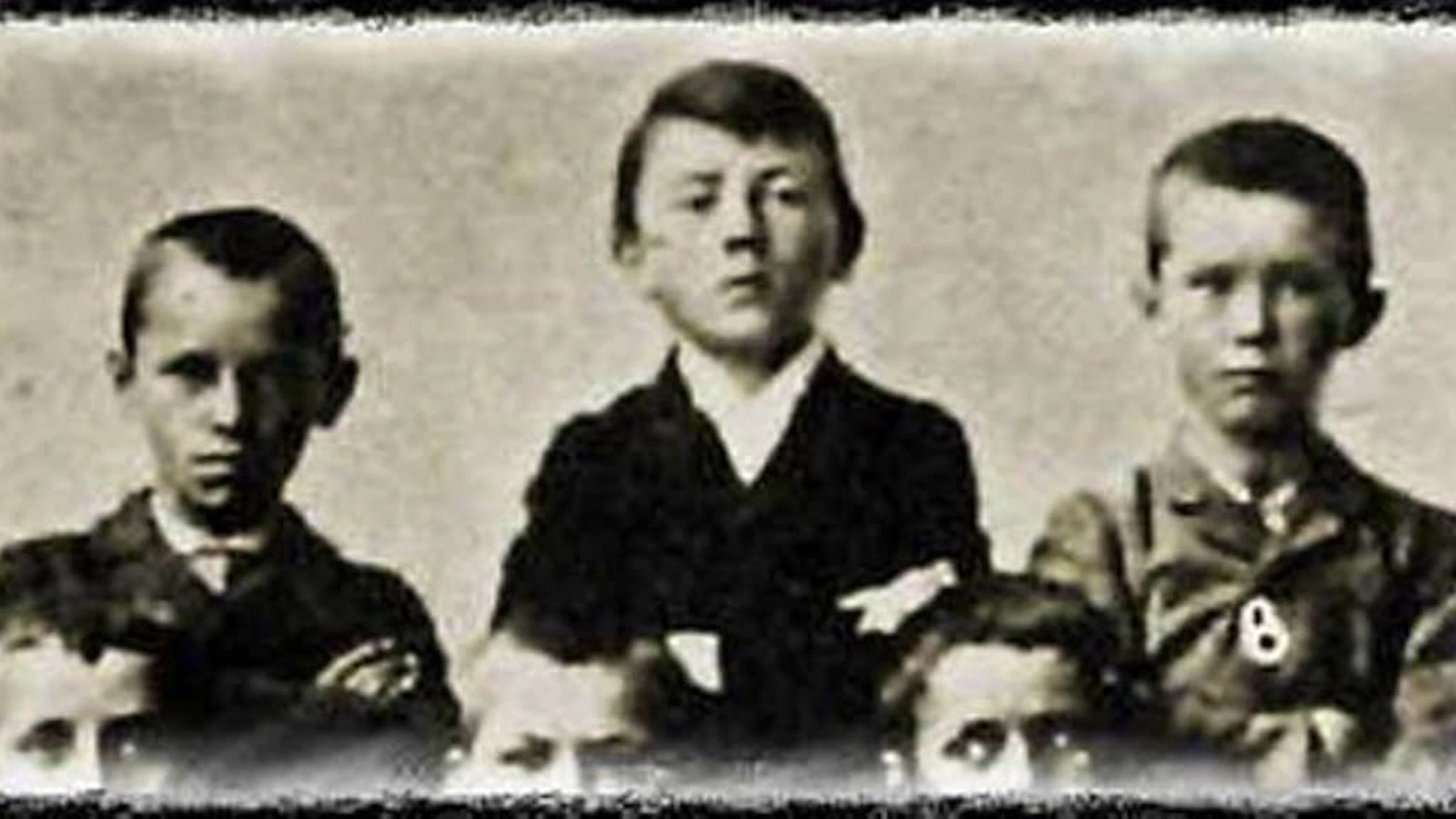 Adolf Hitler (au centre) à l'école en 1899.