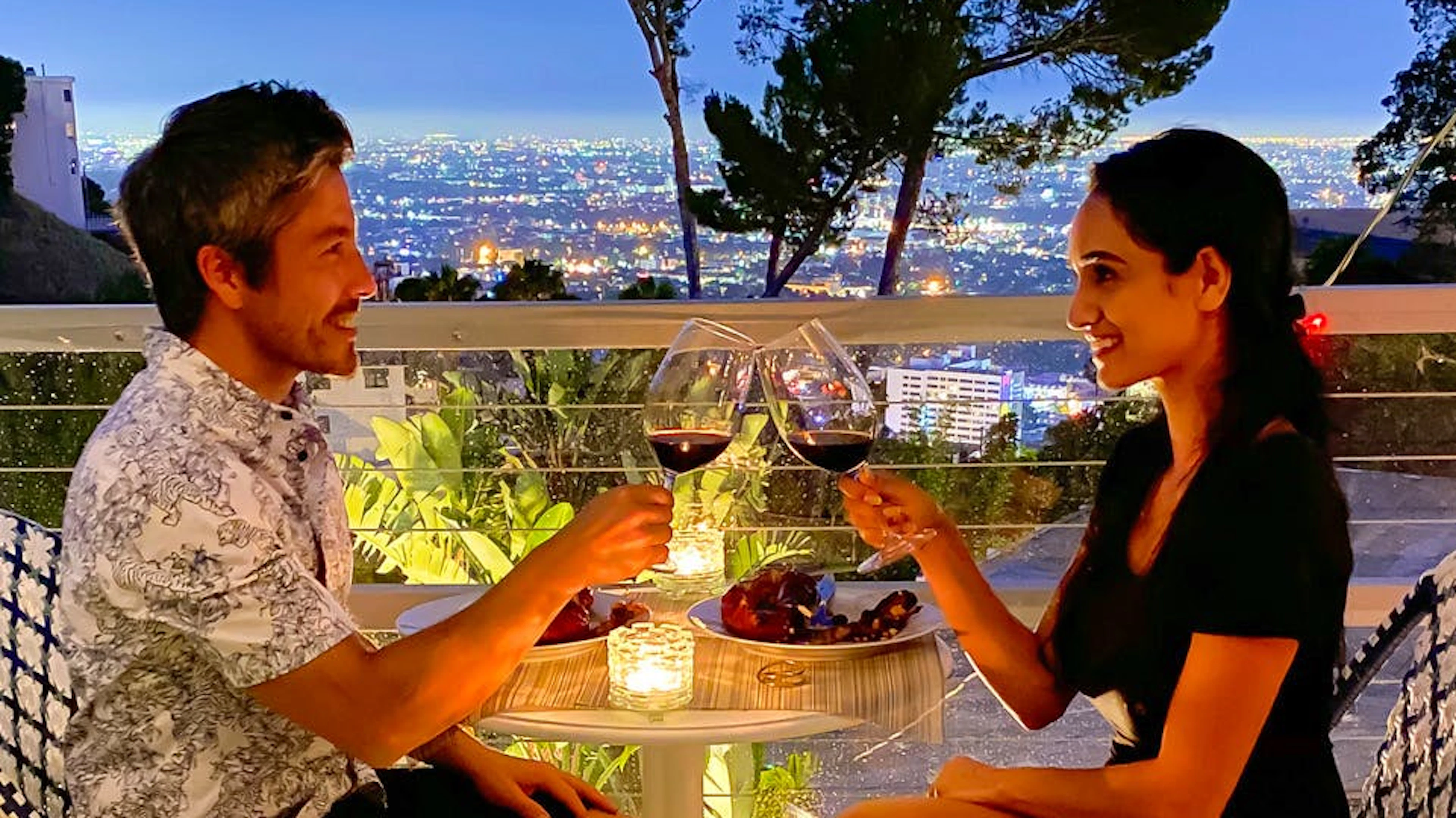 Wenn die Kinder im Bett sind, freuen sich Max und Sepi auf ein Dinner Date zu Hause auf ihrer Terrasse mit Blick auf Hollywood.