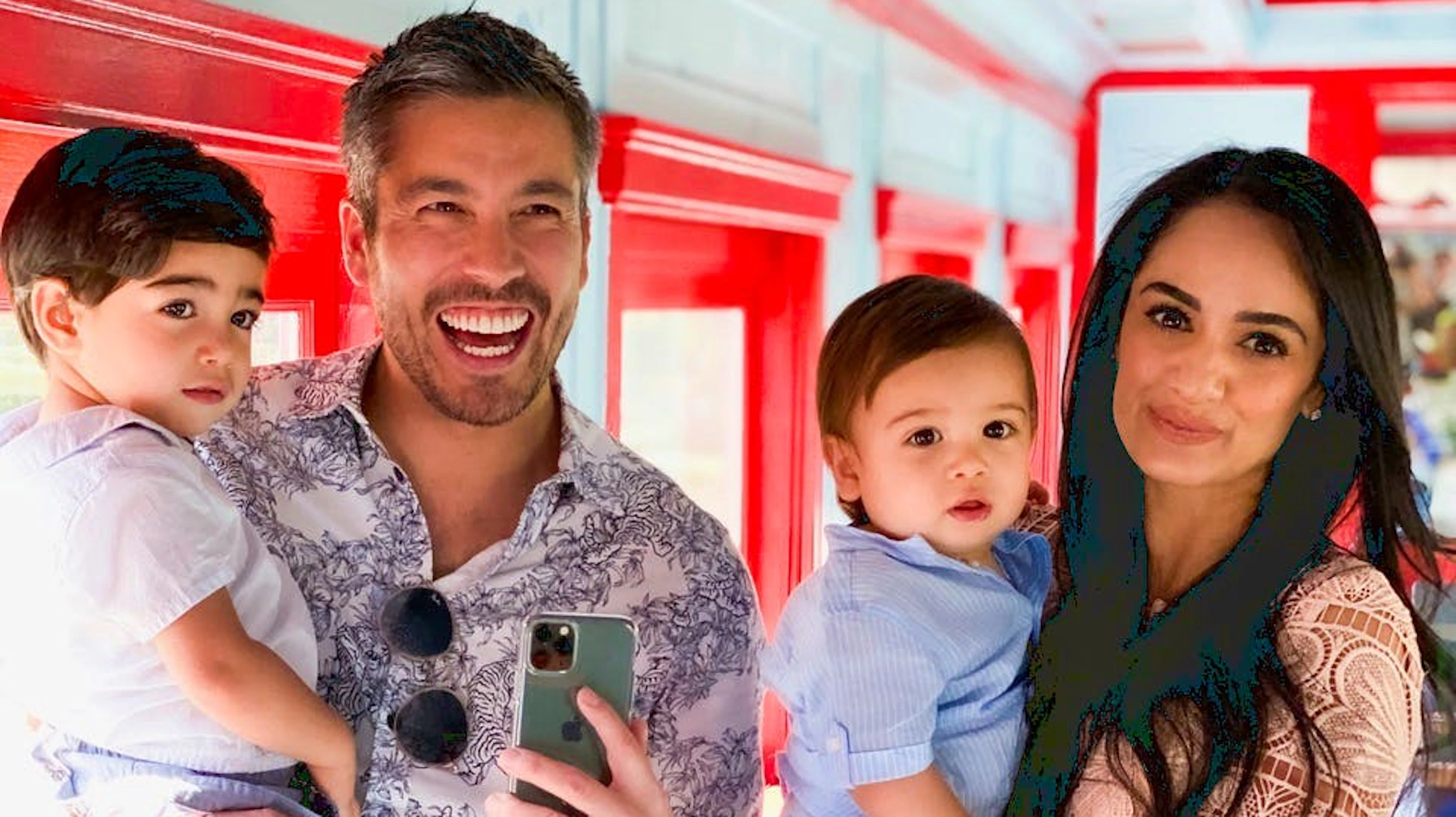 Alles zu in L.A.? Kein Problem: Max Loong und Frau Sepi mit Söhnen Ryden, 3 und Kayden, bald 2, machen sich ihre Unterhaltung selber mit dem Smartphone.
