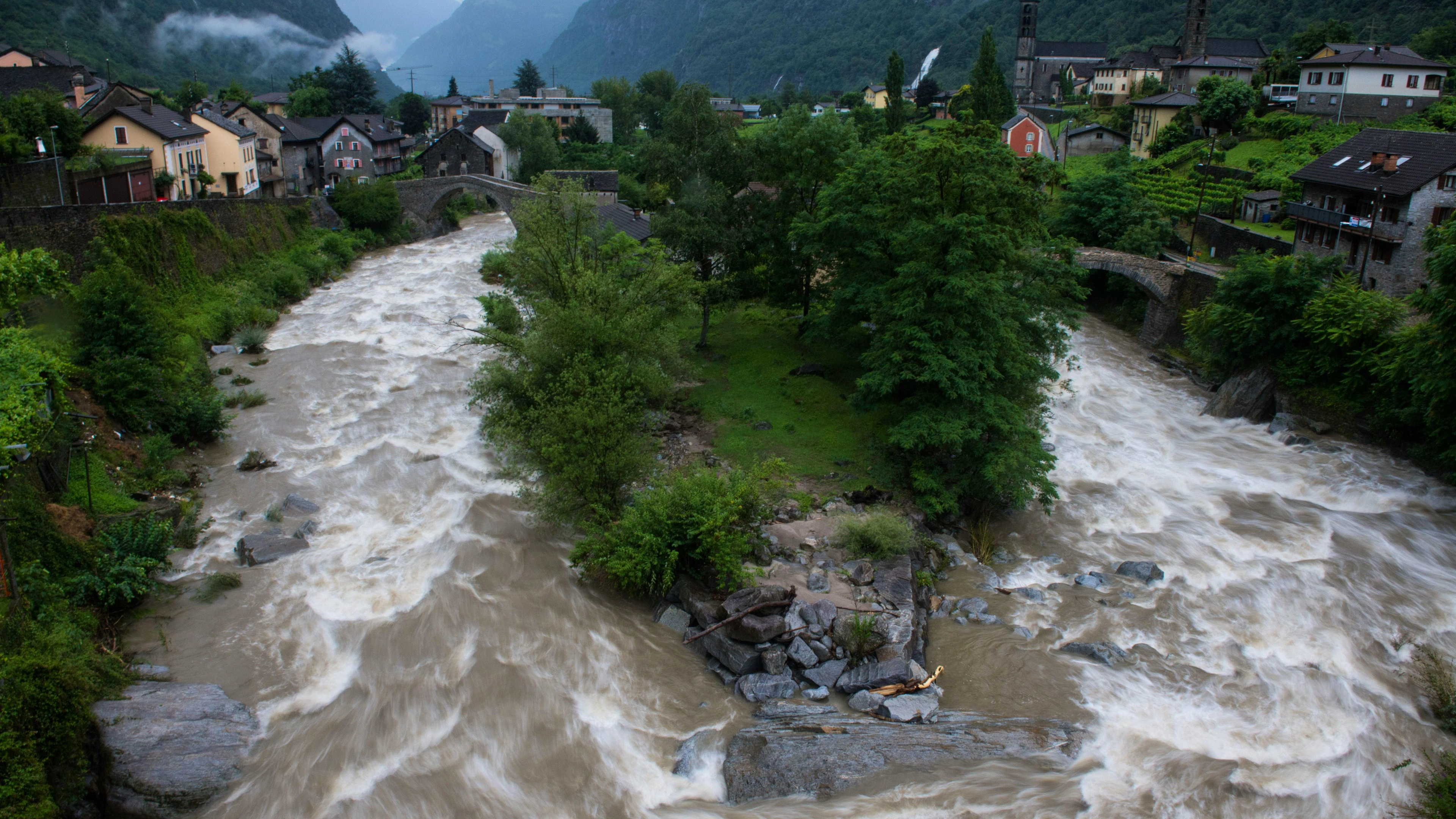 Blick auf den angeschwollenen Fluss Ticino, der aufgrund der starken Regenfaelle Hochwasser führt.