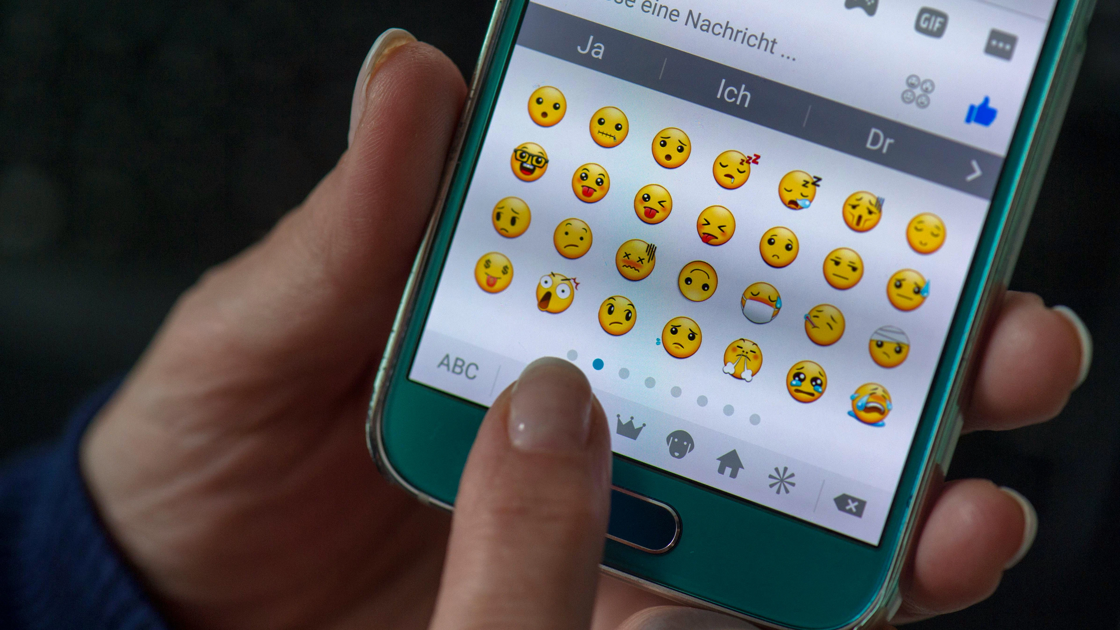 Smileys in Textnachrichten können die Zufriedenheit und empfundene Nähe in Freundschaften steigern. (Symbolbild)