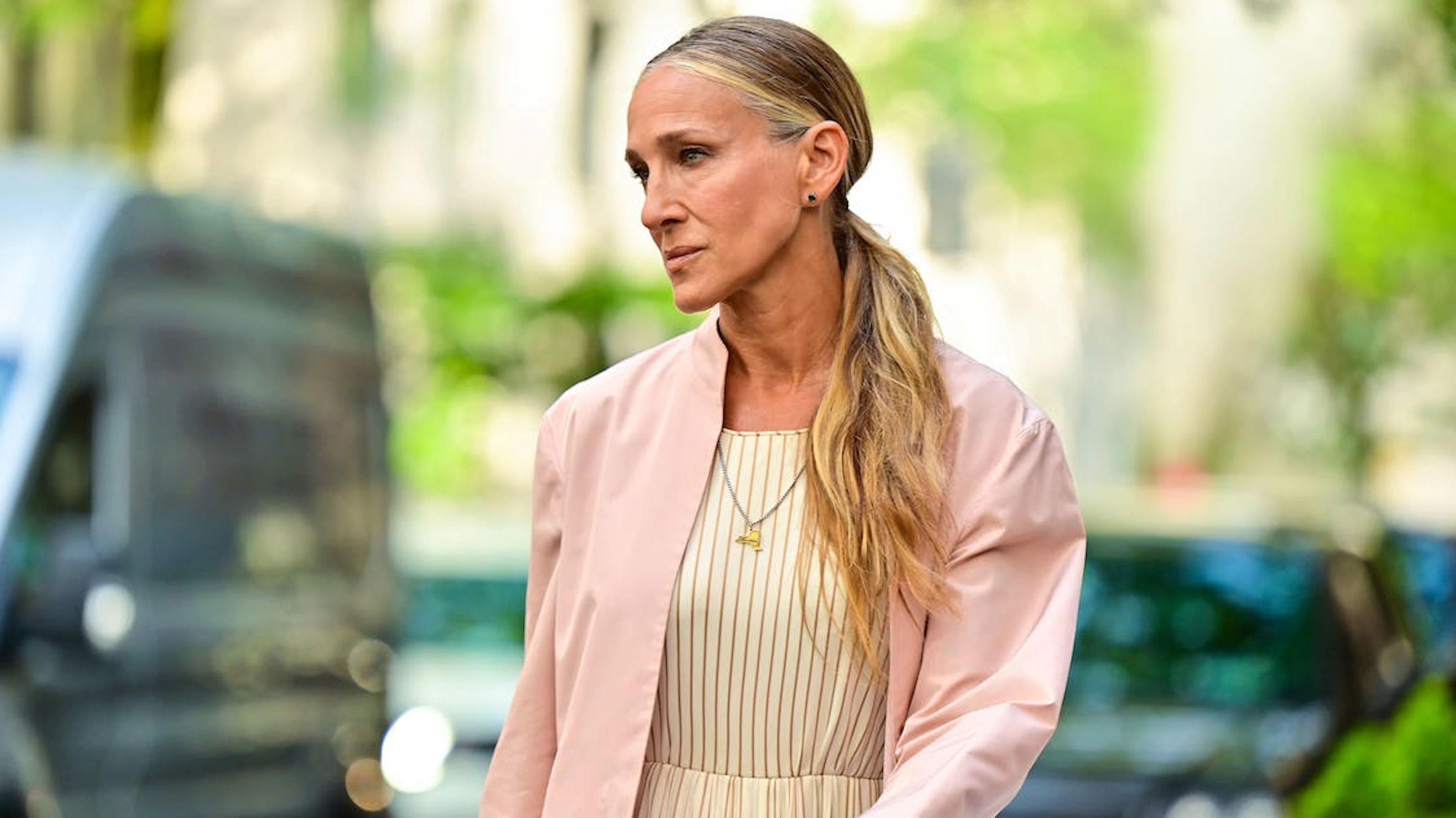 Die Fortsetzung von «Sex and City» zeigt das Leben der New Yorkerinnen ab 50. Sarah Jessica Parker alias Carrie Bradshaw ist stylisch wie eh und je unterwegs, und nun auch mit grauen Strähnen.&nbsp;