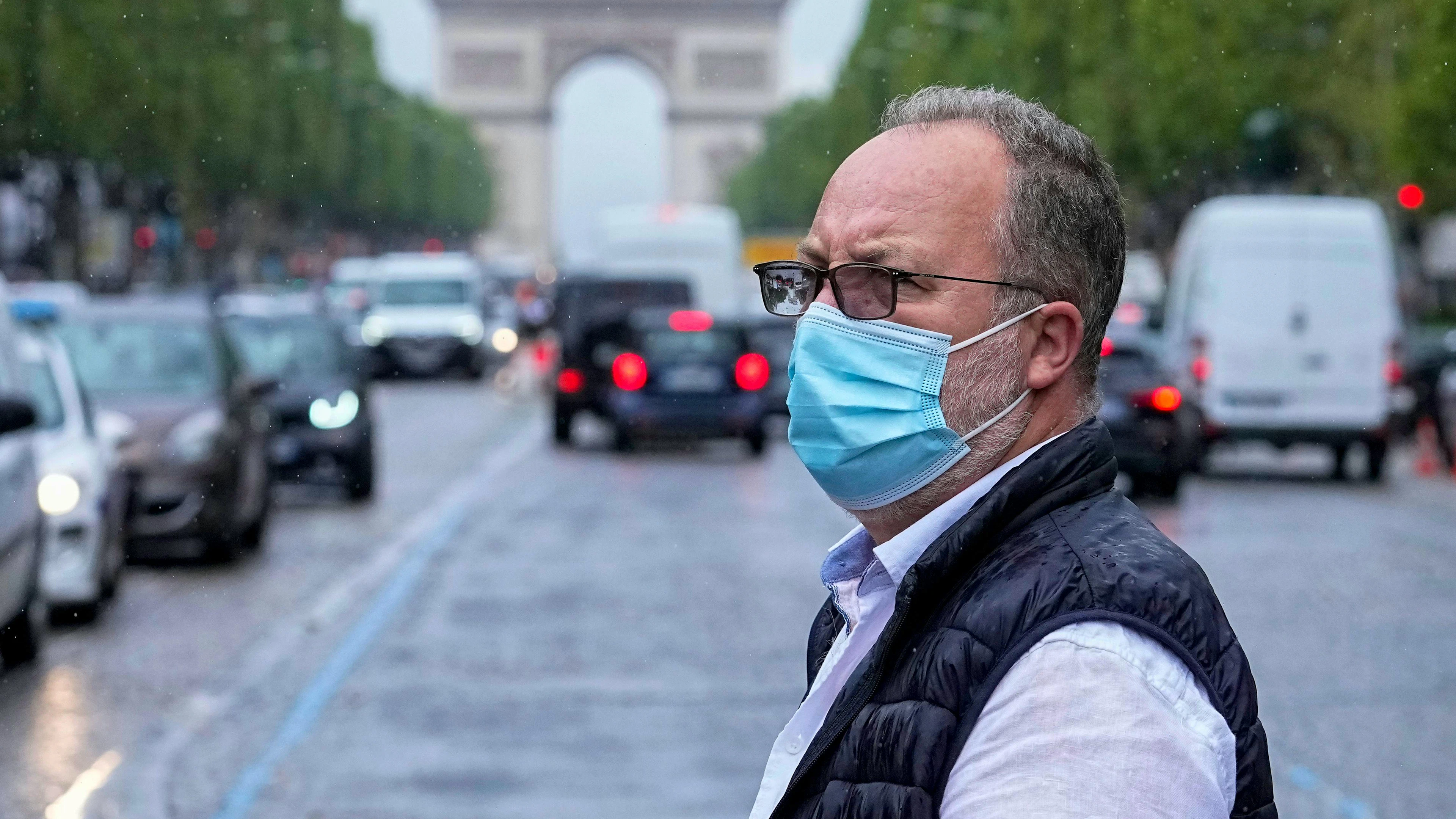 In Frankreich wird der Zugang zu Fernzügen, Reisebussen, Restaurants und Cafés ohne einen Test-, Impf- oder Genesungsnachweis künftig verwehrt. Auf den Champs-Élysées darf man sich allerdings noch frei bewegen.