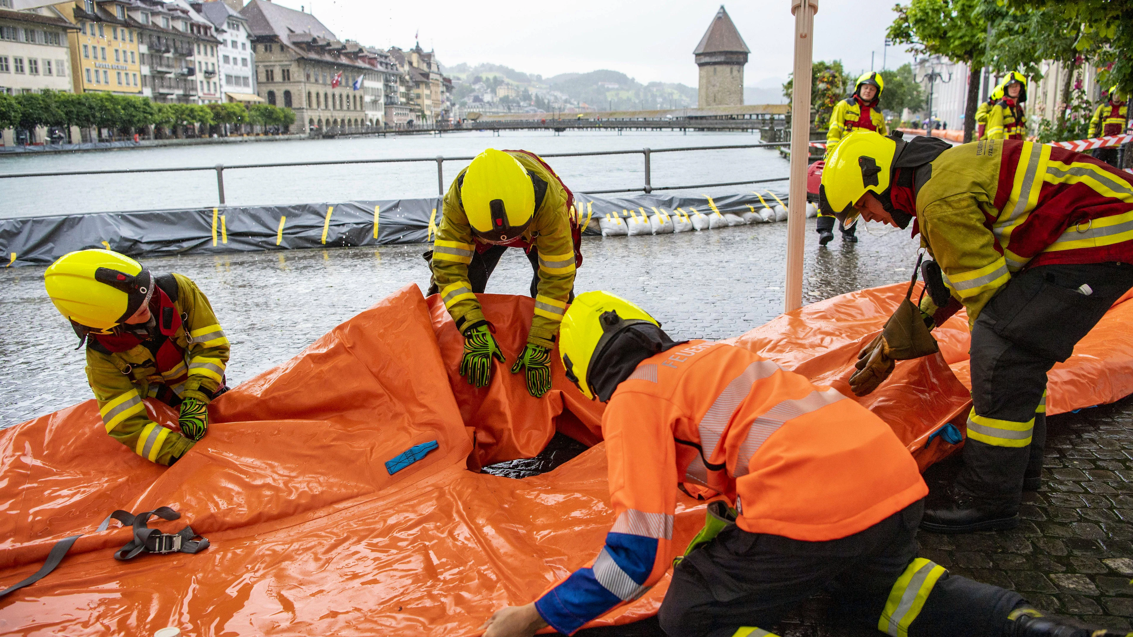 Die Ortschaften an der Reuss – in diesem Falle Luzern – bereiten sich am 13. Juli auf Hochwasser vor.