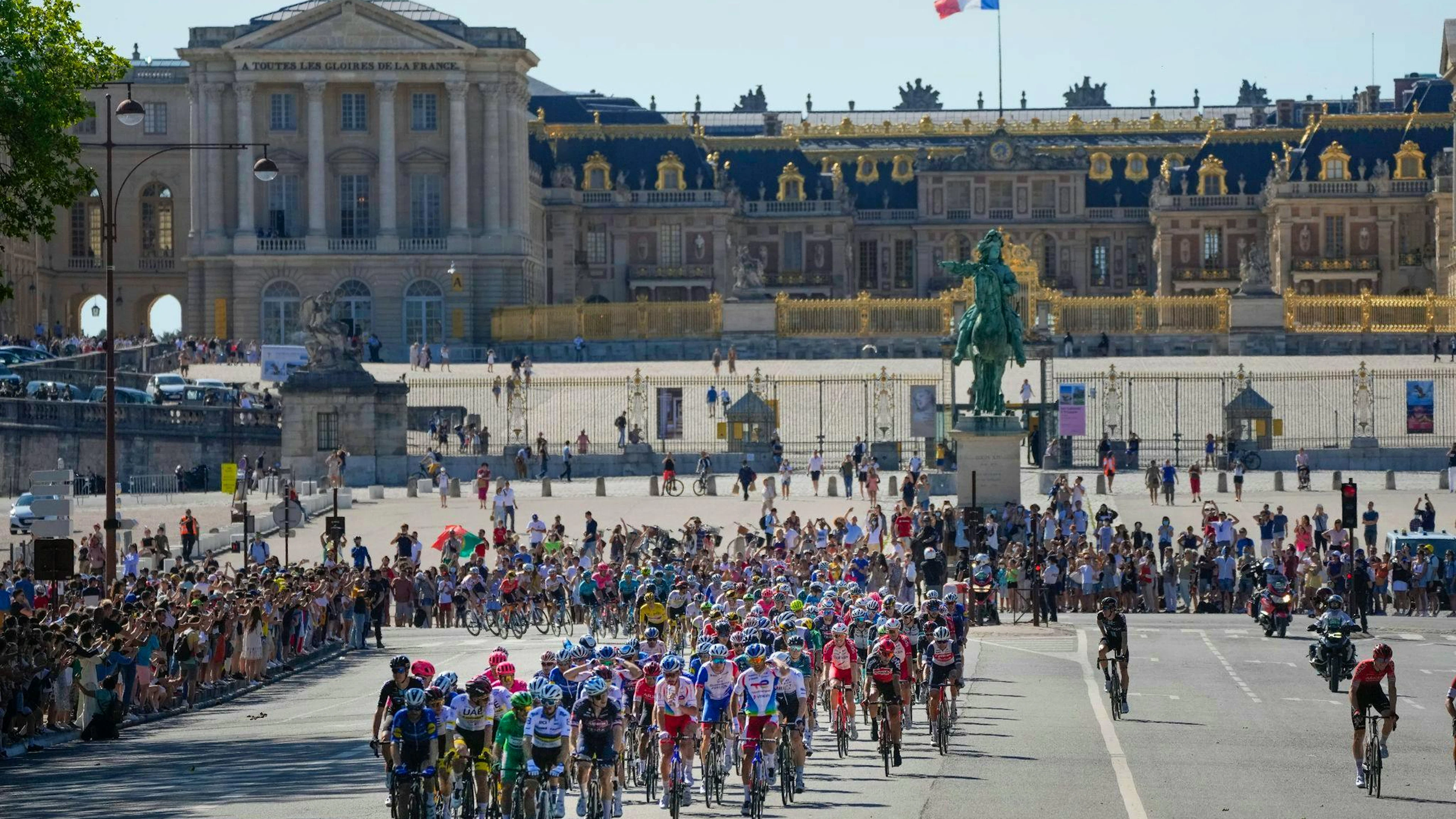 Endlich in Paris: Das Hauptfeld passiert das Schloss Versailles.