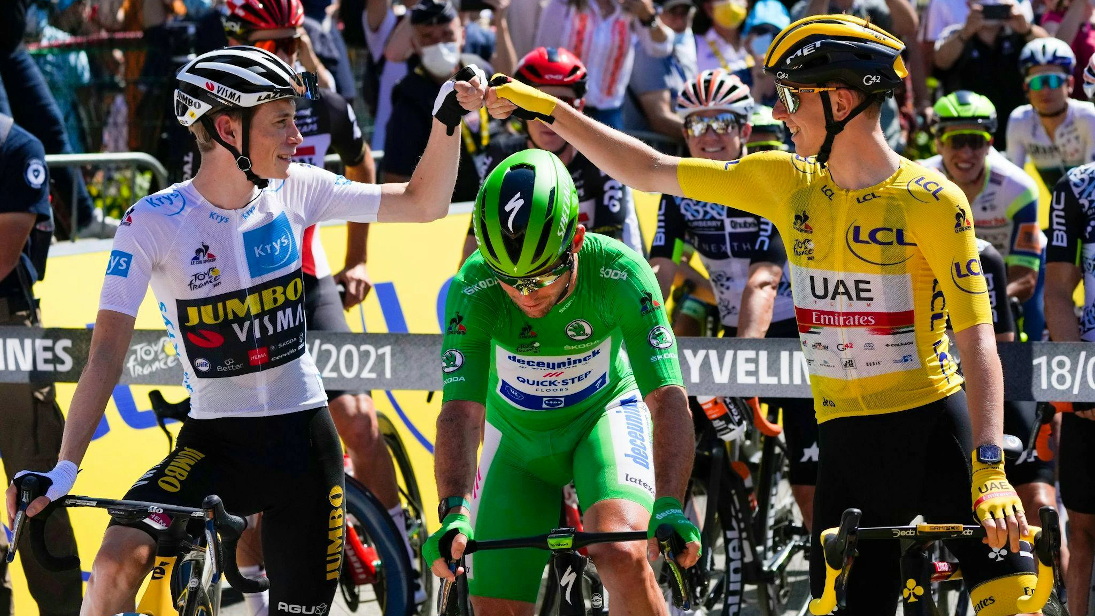 Gut gemacht: Jonas Vingegaard (l) gratuliert Tadej Pogacar (r) zum zweiten Tour-Sieg.
