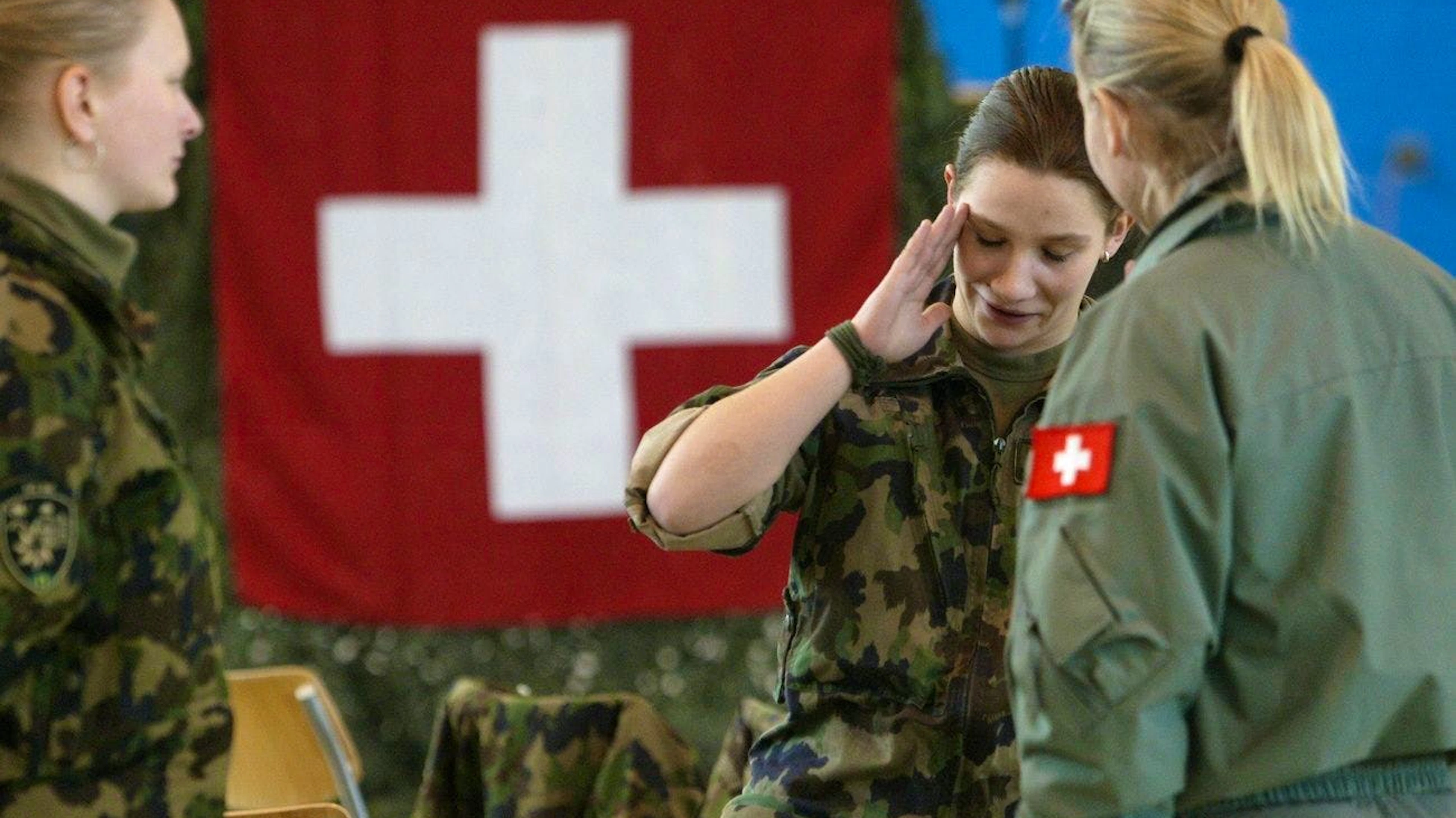 Weibliche Angehörige der Schweizer Armee in Wil bei Stans: Um den Personalbestand der Schweizer Armee zu sichern, sehen verschiedene Modelle des VBS auch eine Dienstpflicht für Schweizerinnen vor. (Archiv)