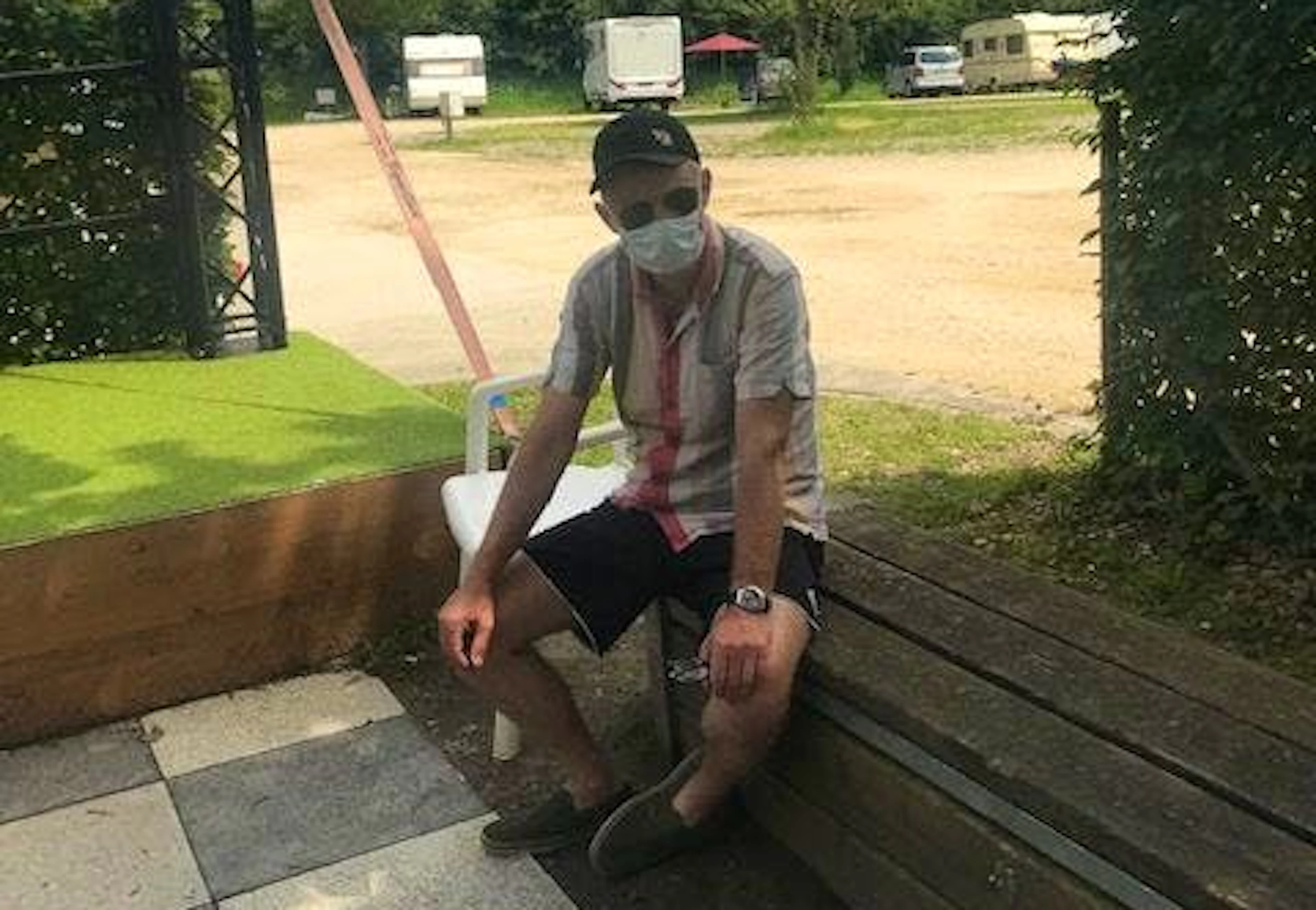 Der Autor auf dem Campingplatz, in der Schachecke.