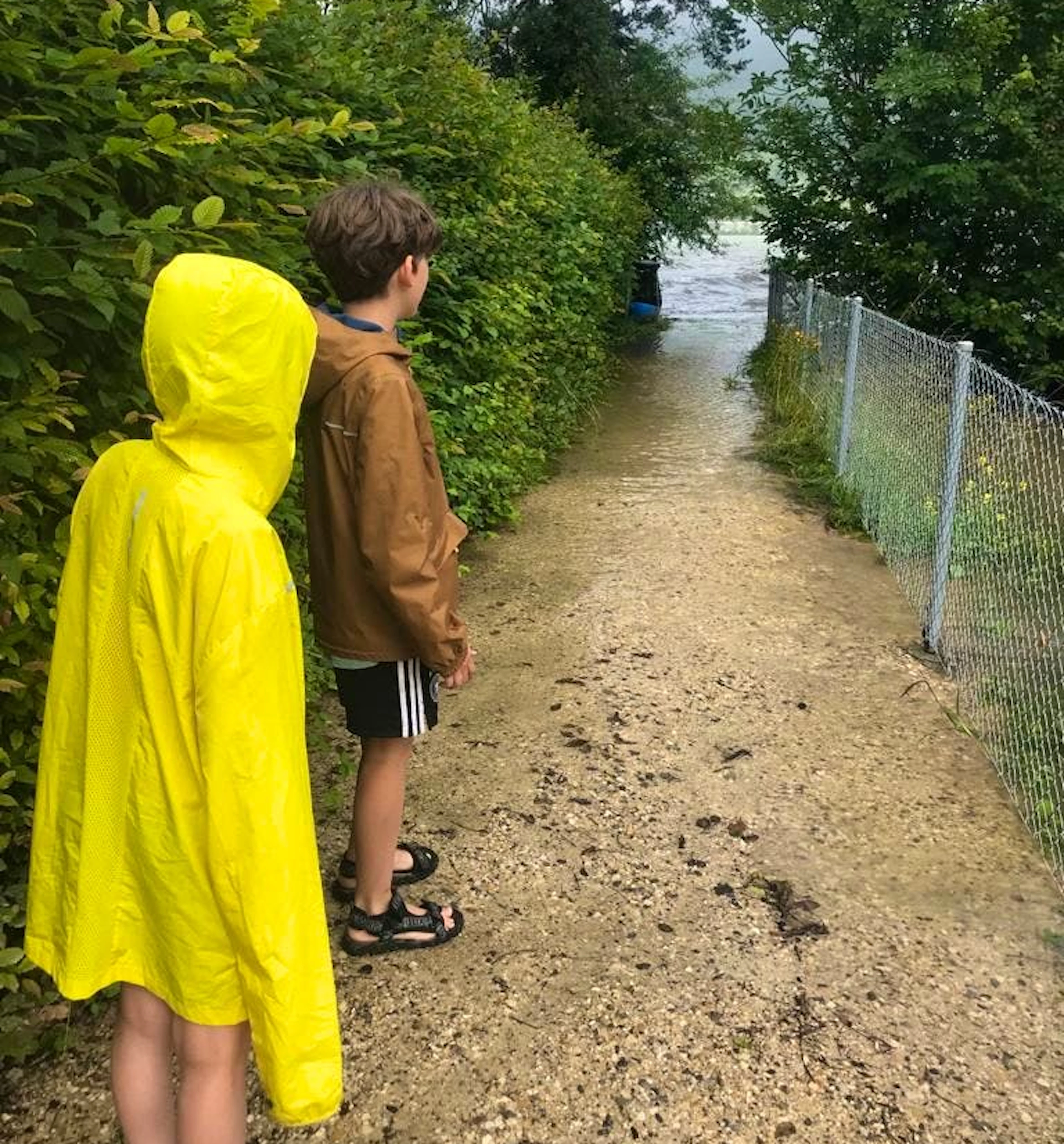 Sohn und Freund inspizieren die Lage nach der stürmischen Nacht.