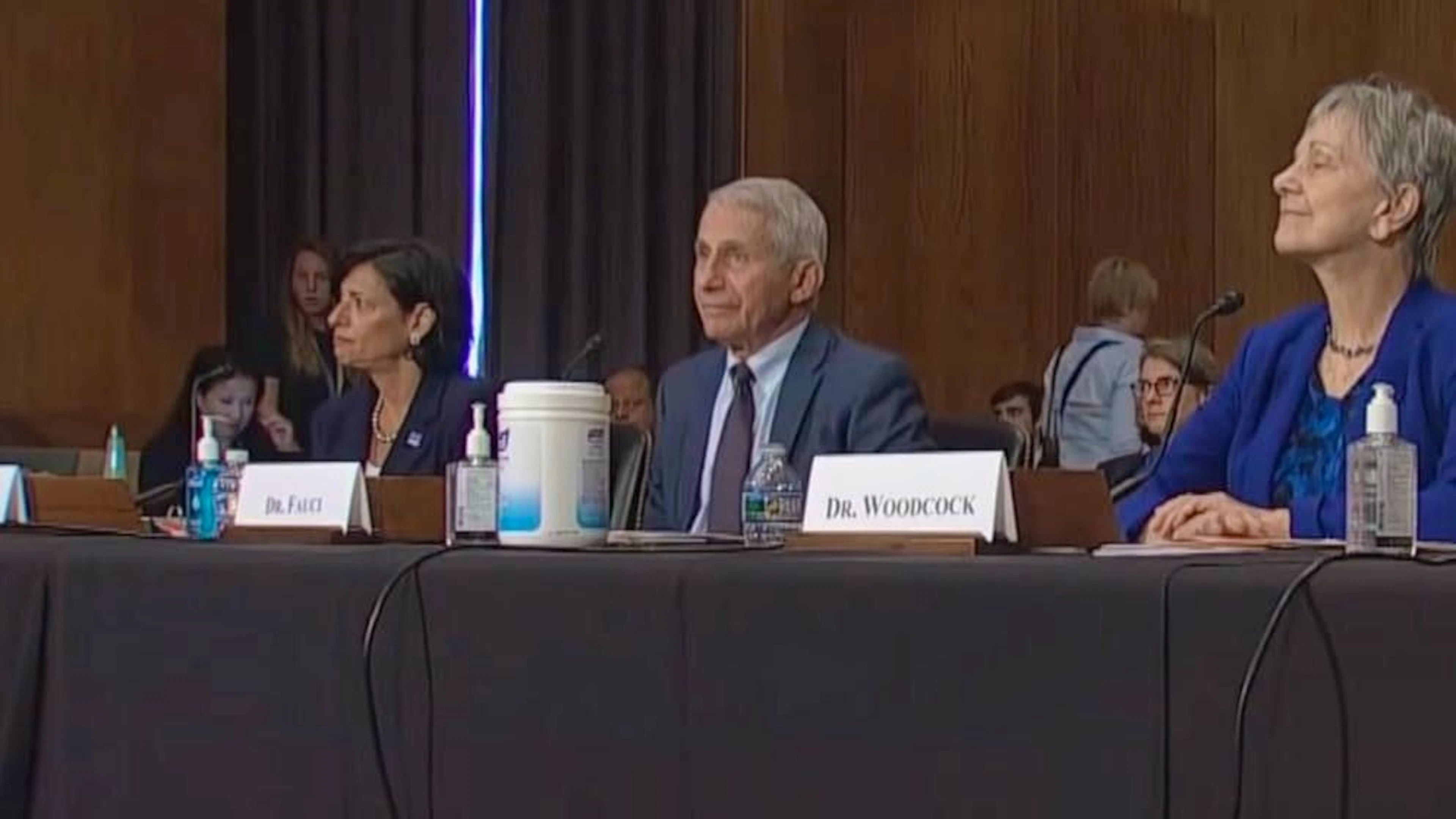 La faccia di Rochelle Walensky (a sinistra) parla chiaro: è una buona indicazione di come le osservazioni di Rand Paul sono ricevute dagli esperti. È la direttrice dei Centri per il controllo e la prevenzione delle malattie (CDC).