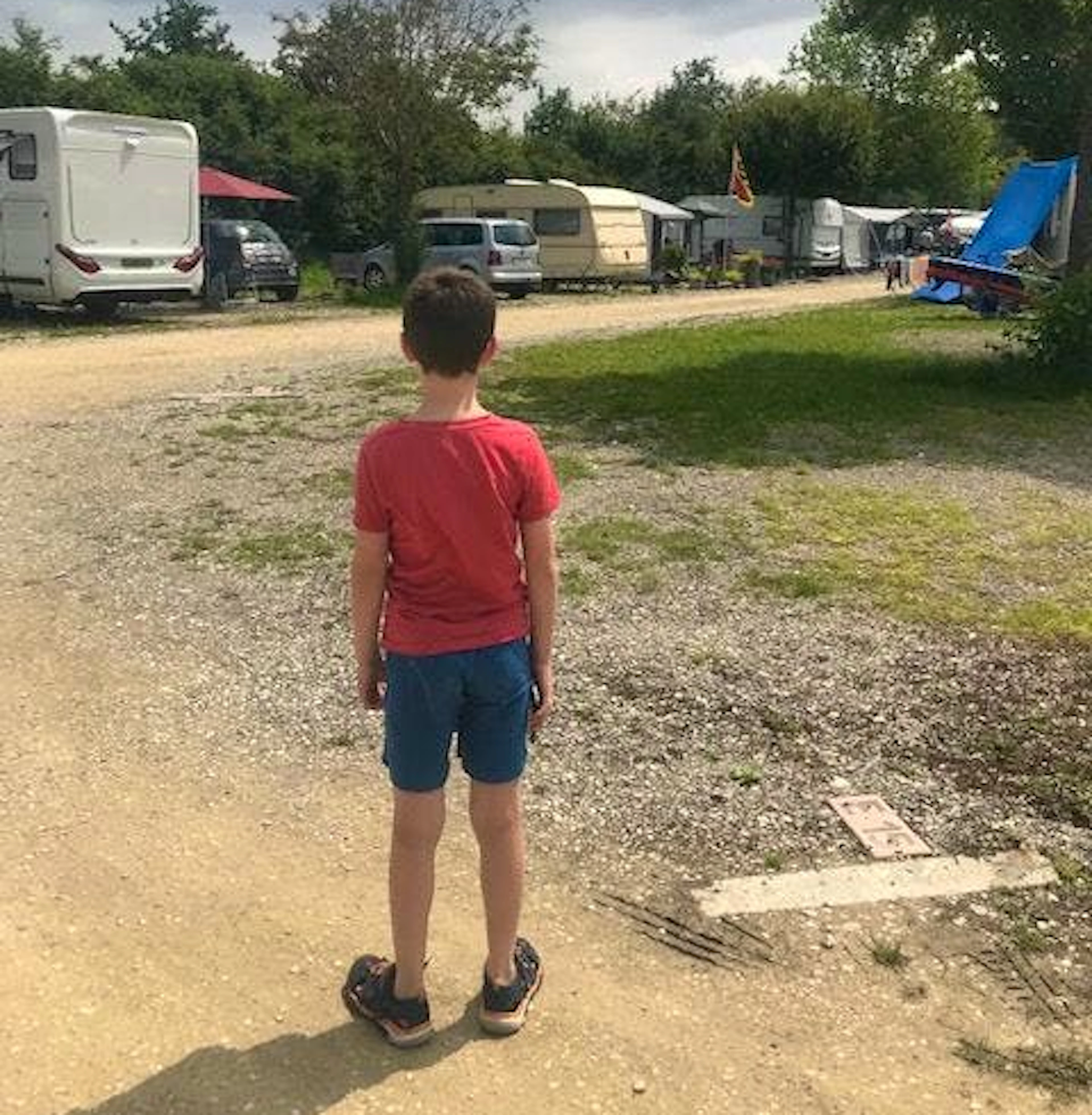 Der Sohn des Autors sondiert die Nachbarschaft auf dem Campingplatz.