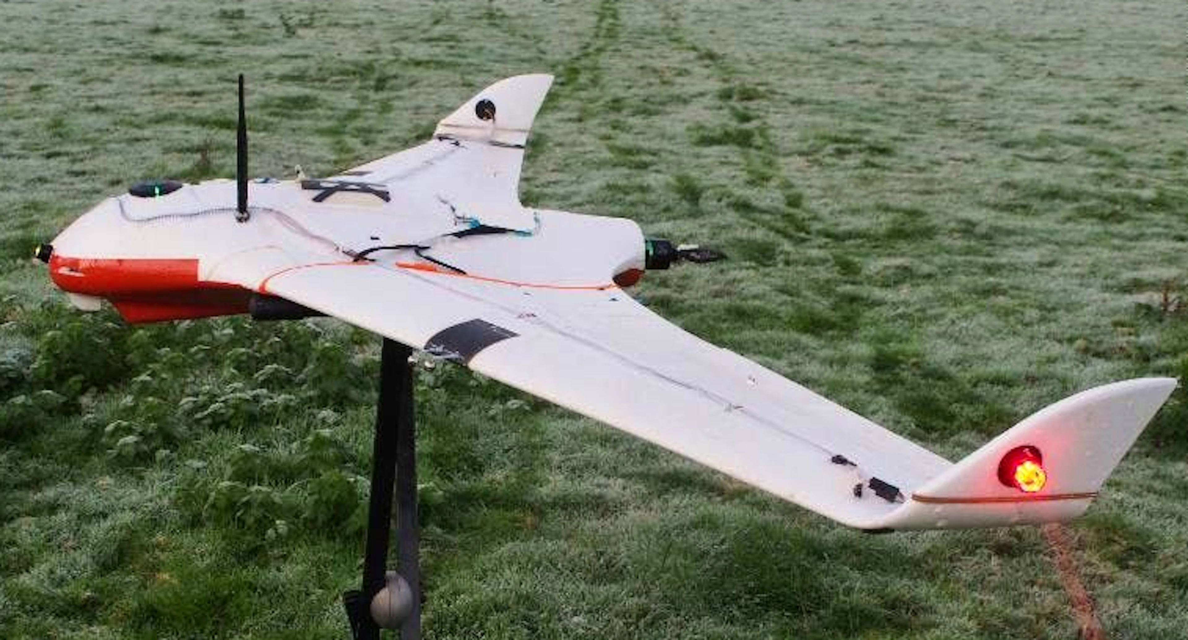 Solche Drohnen können die elektrische Ladung von Wolken so verändern, dass Regen fällt.