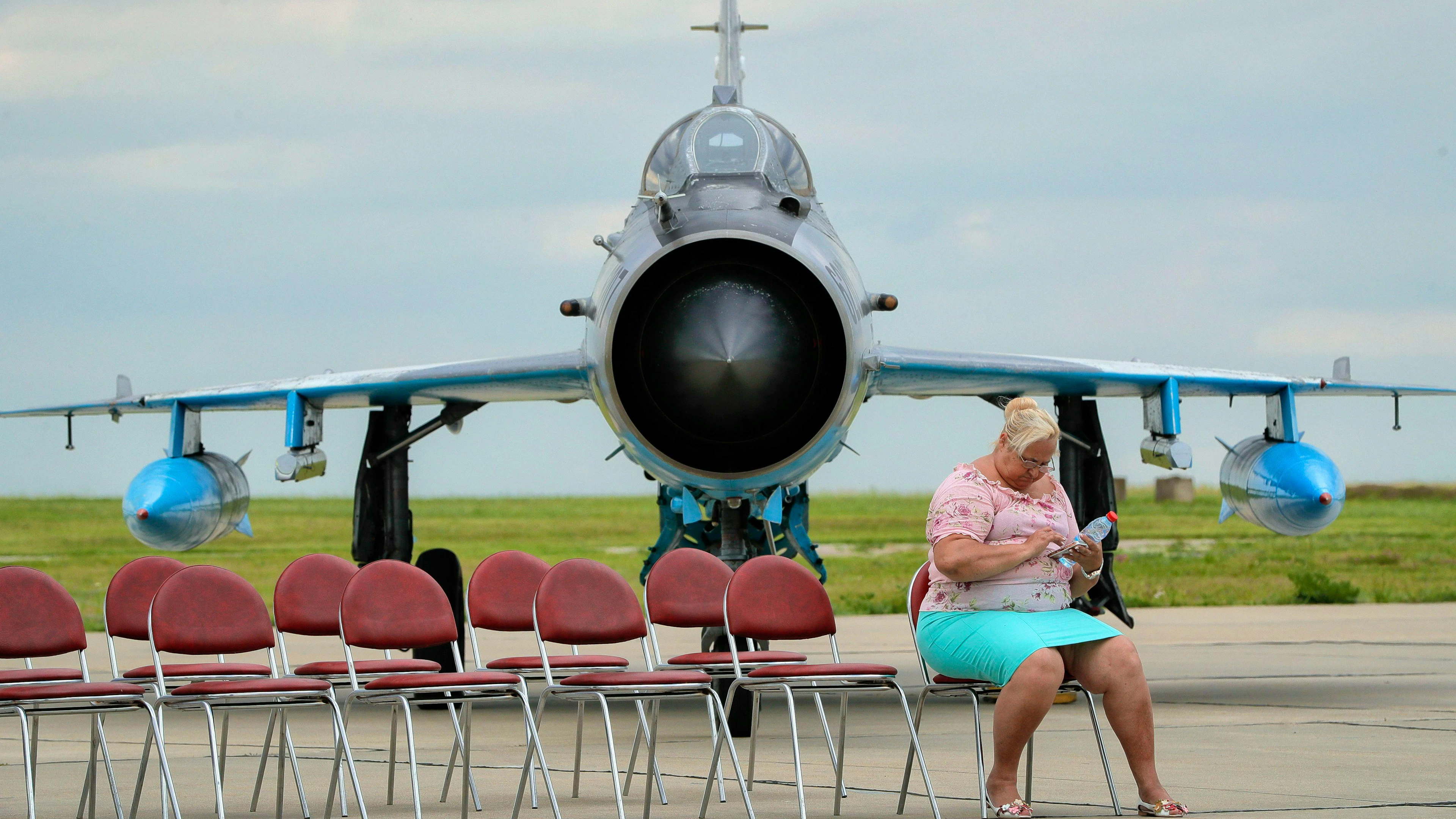 Die S-75 soll ähnlich günstig und zuverlässig wie der Exportschlager Mig-21 sein. Hier ein Exemplar aus Rumänien, vor dem sich eine Journalistin platziert hat.<br>