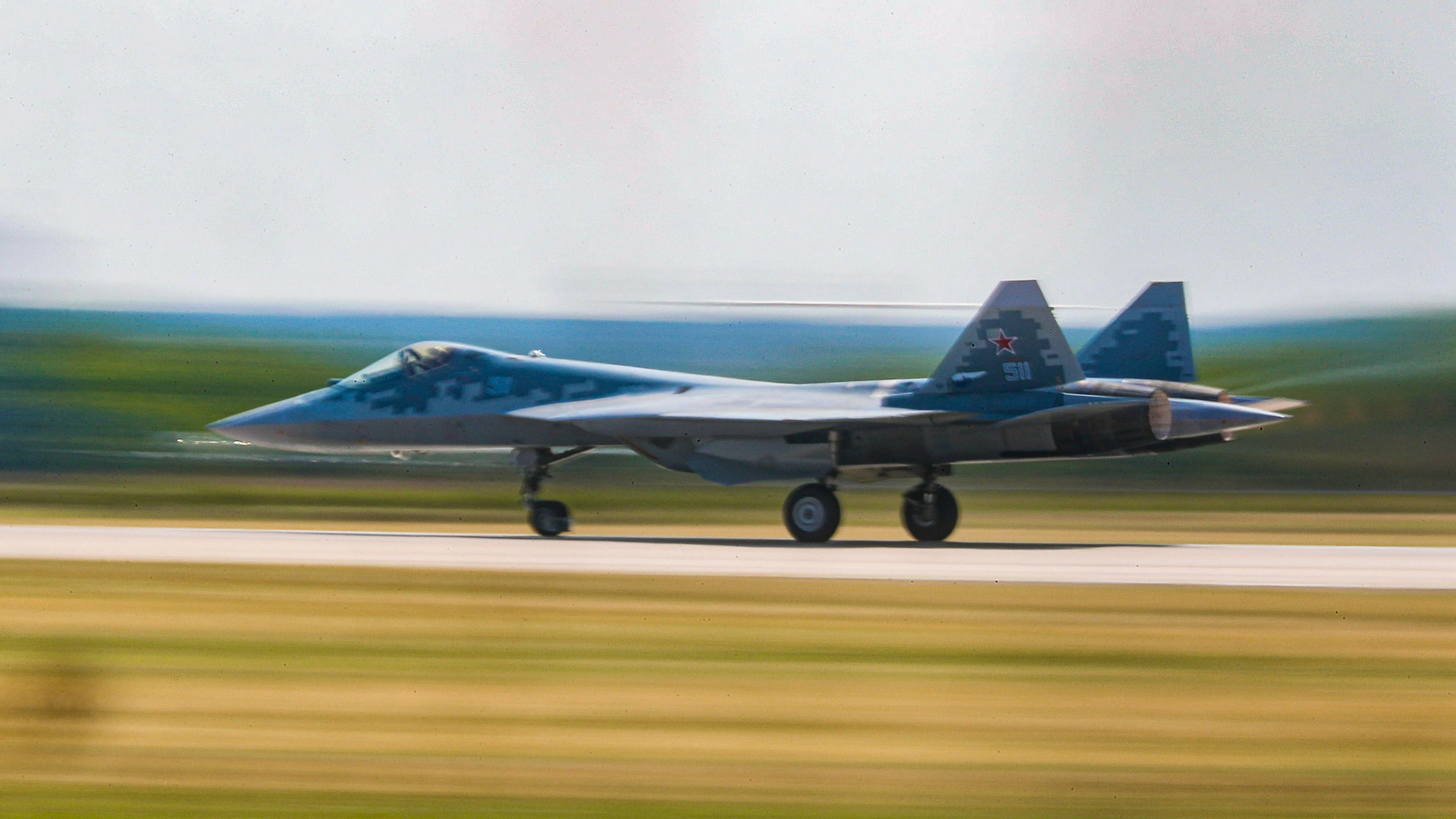 Nur zehn Exemplare wurden neben zwei Prototypen bisher gebaut: Eine Su-57 startet am 20. Juli auf der MAKS 2021.