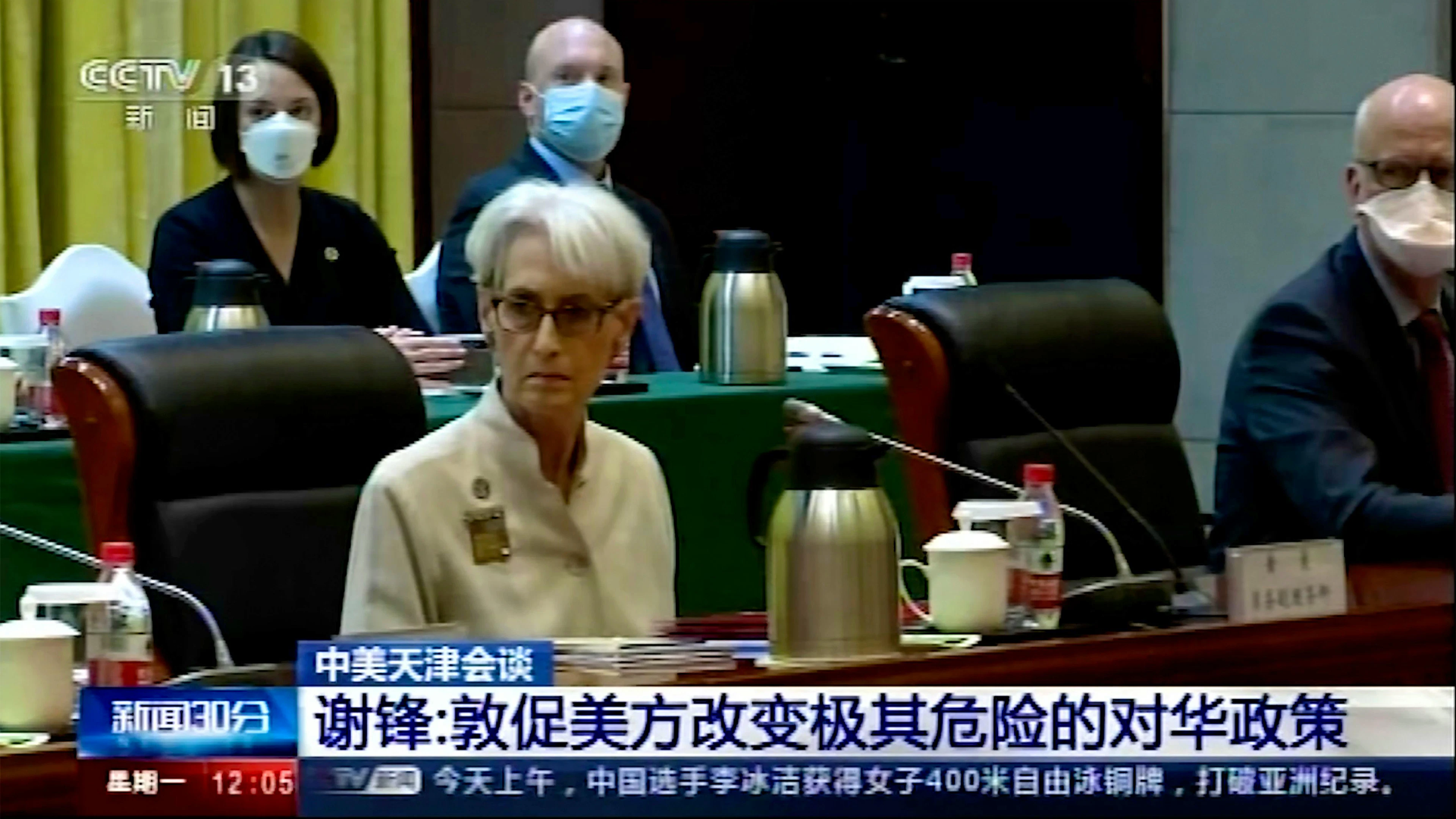 Das chinesische Staatsfernsehen zeigte Bilder vom Treffen zwischen der chinesischen und der US-Delegation, die von Wendy Sherman (2.v.l.)  geleitet wurde.