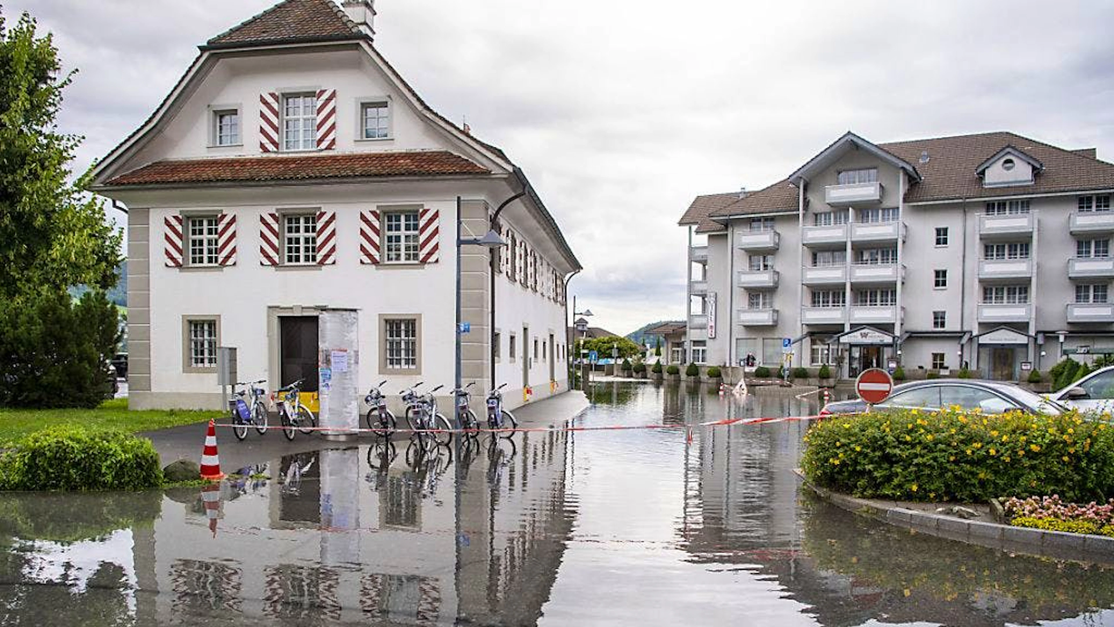 Der vom Vierwaldstättersee überschwemmte Dorfplatz von Stansstad im vergangenen Jahr. Das Risiko für Starkregenfälle und Überschwemmungen steigt in der Schweiz an.