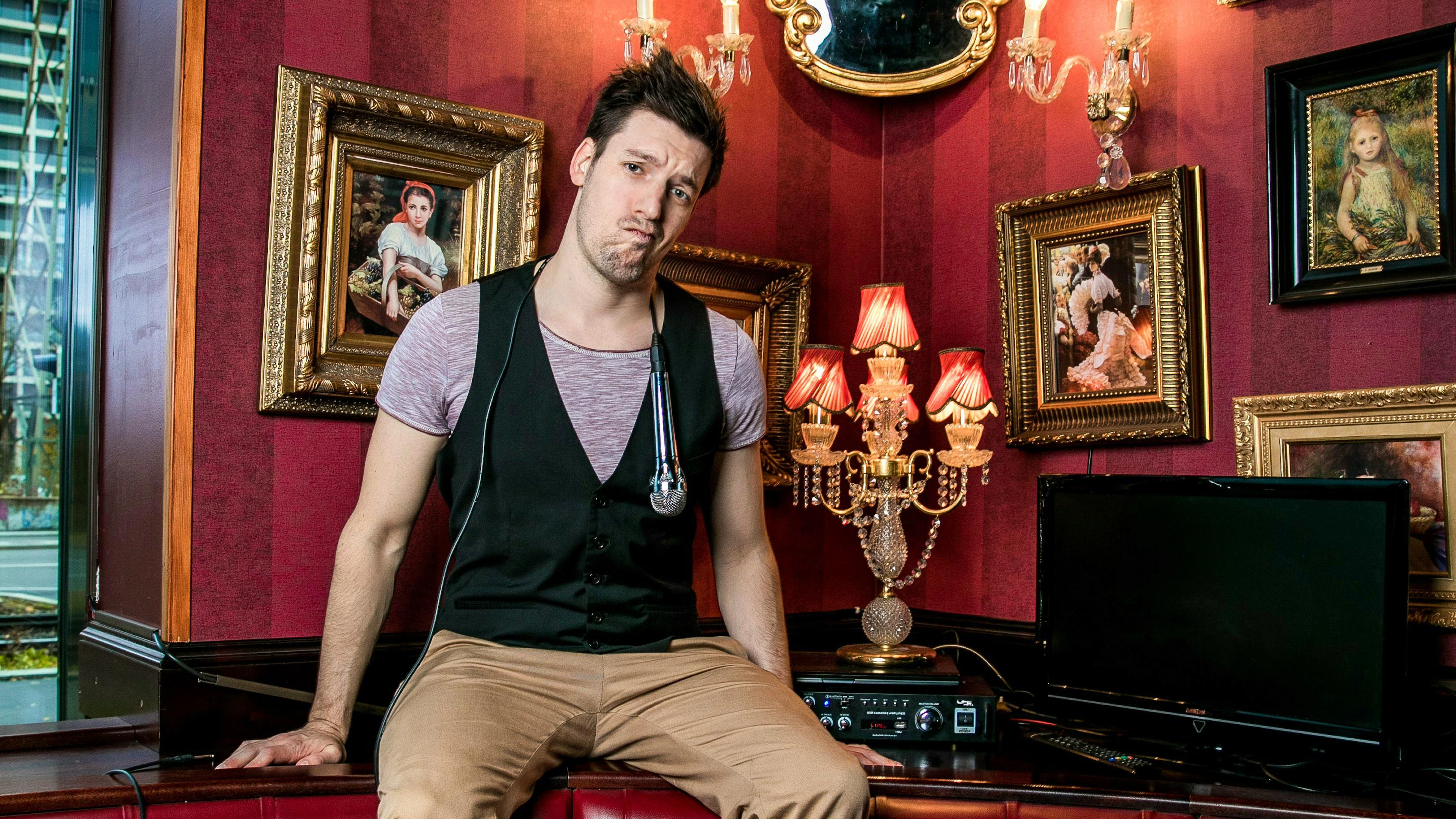 Frank Richter war mehrere Jahre als People-Reporter für SRF unterwegs, seit 2016 steht er als Stand-up-Comedian auf der Bühne. Er schreibt alle seine Witze selber, auch die schlechten.
