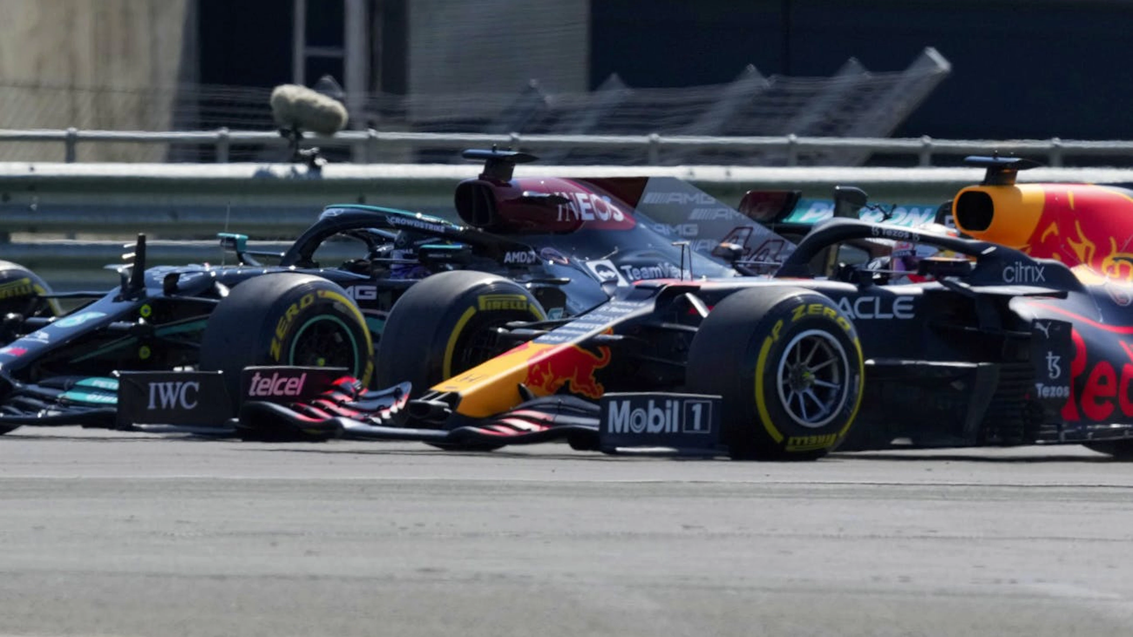 Ein Rad-an-Rad-Duell zwischen Hamilton und Verstappen sorgt für rote Köpfe.