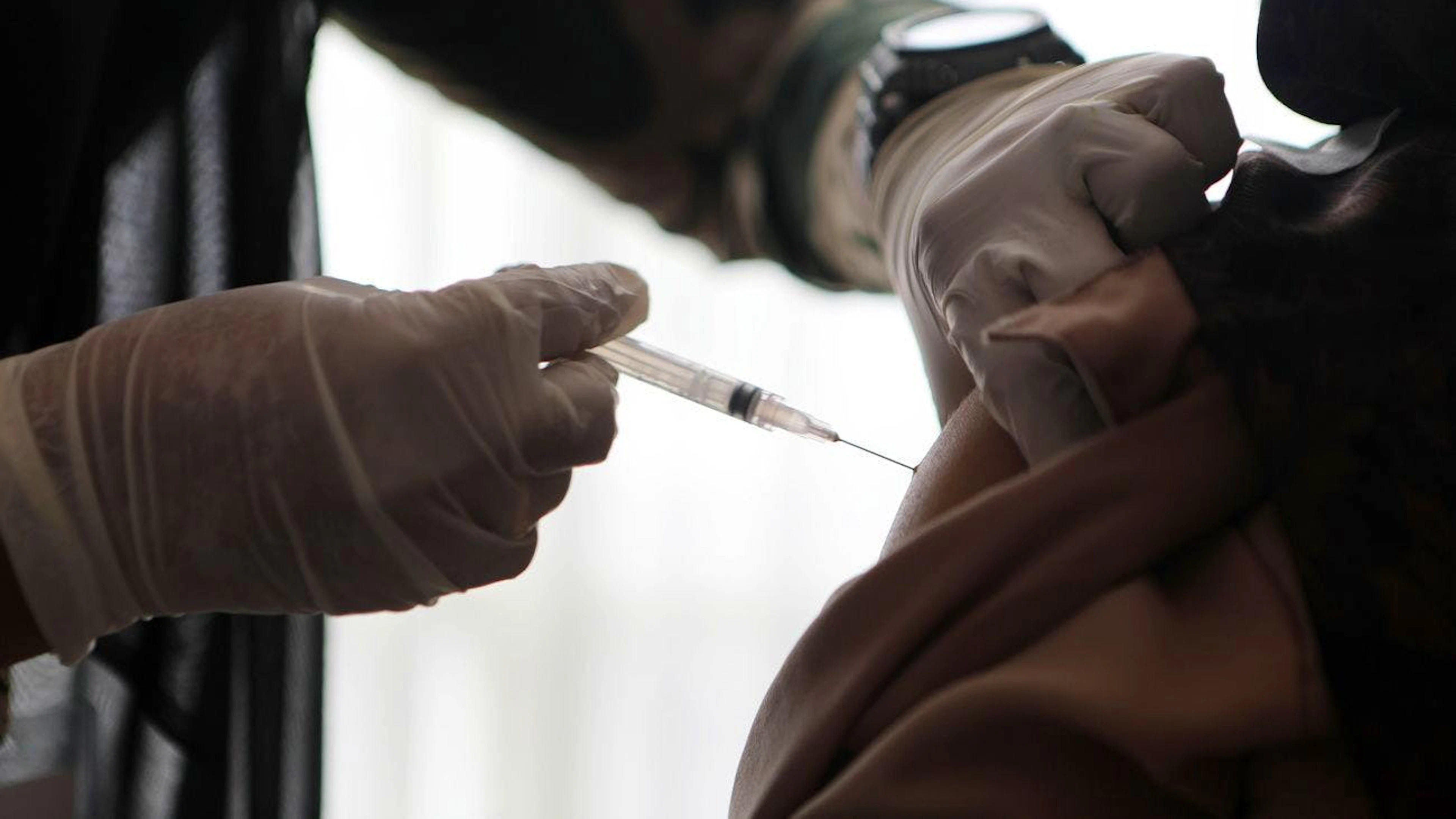 Die Schweizer Botschaft in Thailand organisiert Impfungen mit Astrazeneca für Auslandschweizer*innen. (Symbolbild)