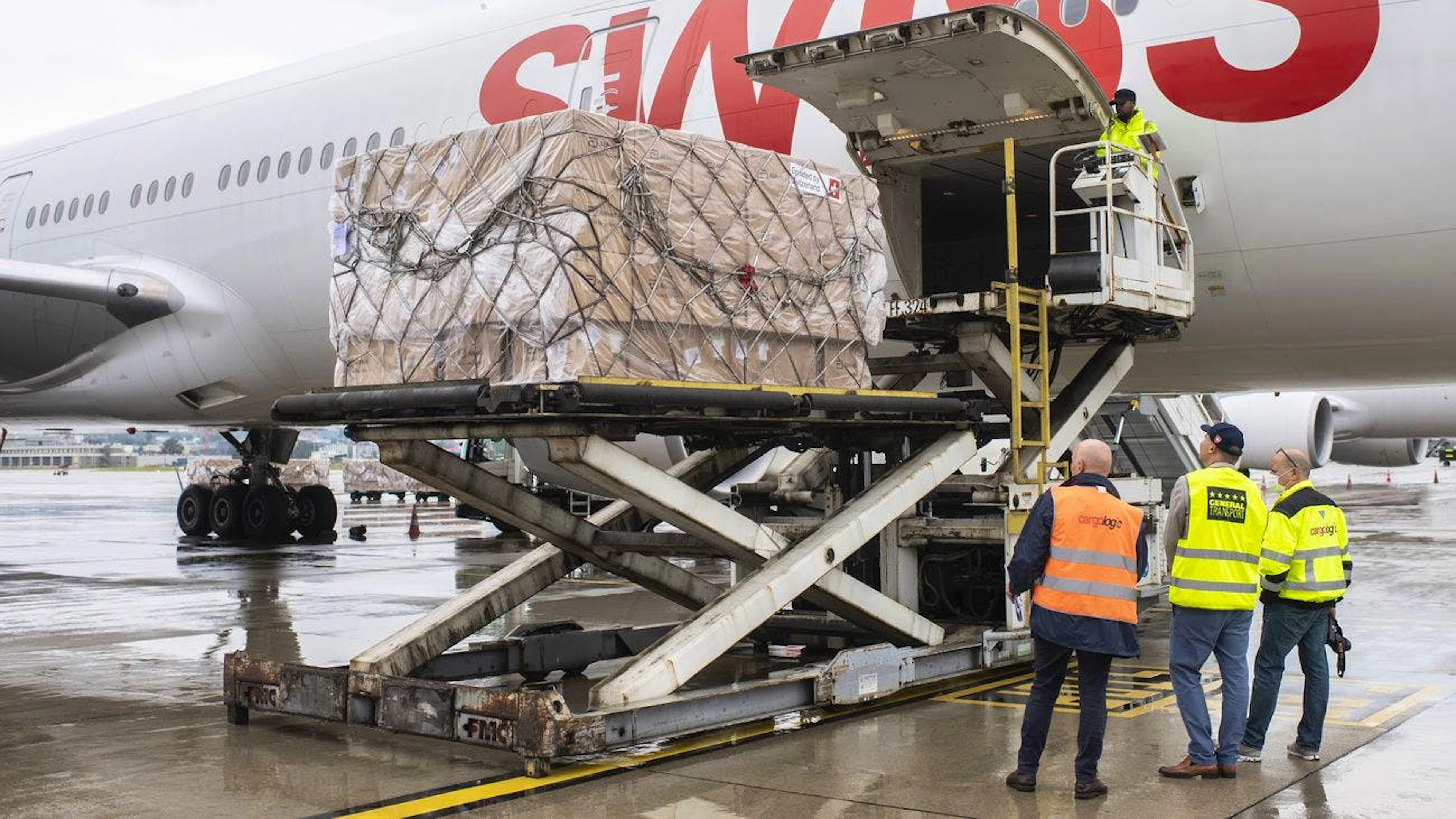 Die Swiss flog am Mittwoch 26 Tonnen Hilfsgüter nach Thailand – bald folgt Aussenminister Cassis.