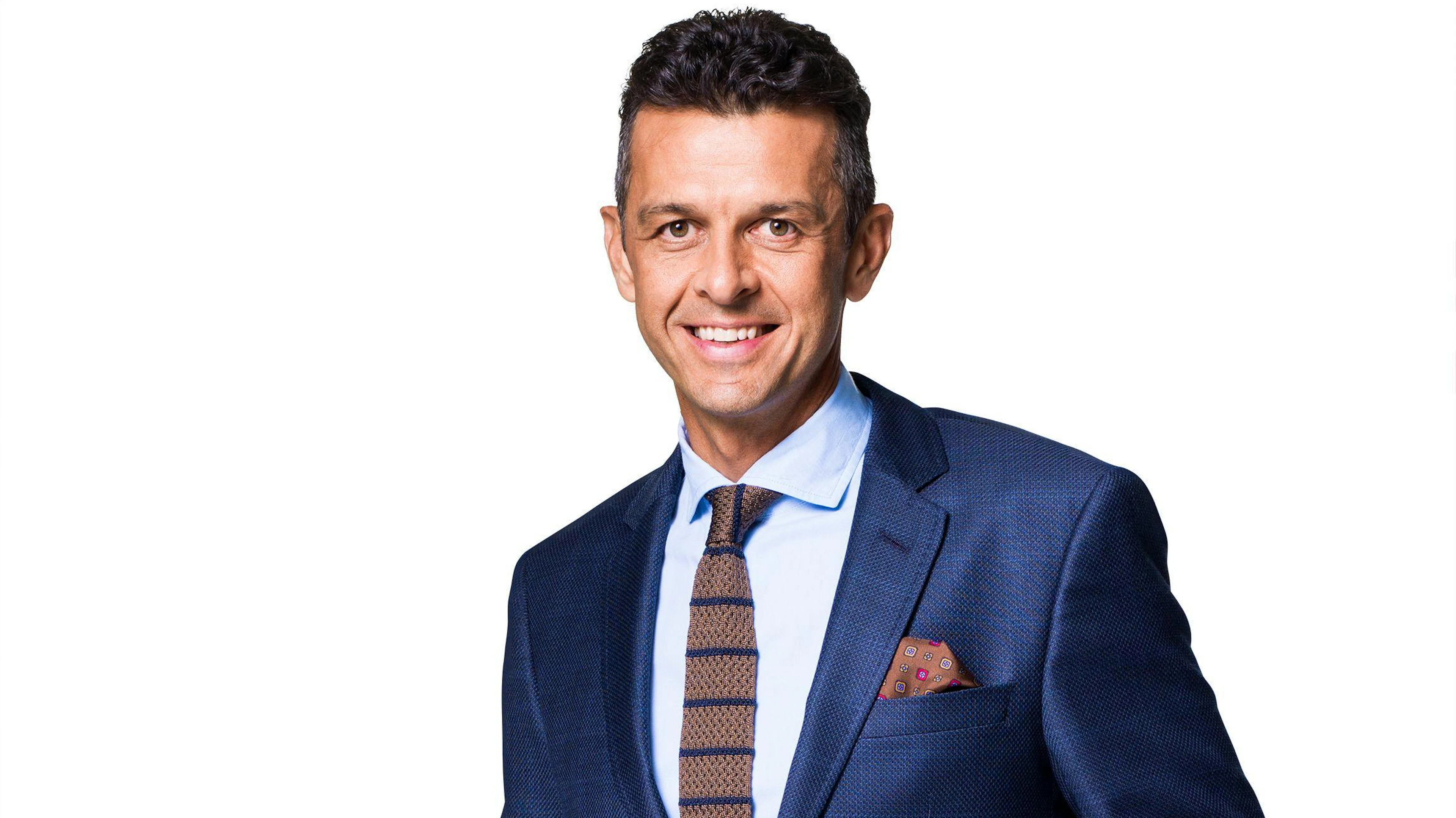 Sagt nach Olympia in Tokio Tschüss SRF: Sportexperte Jann Billeter. Der Bündner war 24 Jahre dabei. Er bleibt der Fernsehwelt erhalten, er wechselt zu MySports. Dort wird der Ex-Eishockeyspieler des HC Davos als Eishockeymoderator und -kommentator tätig sein.