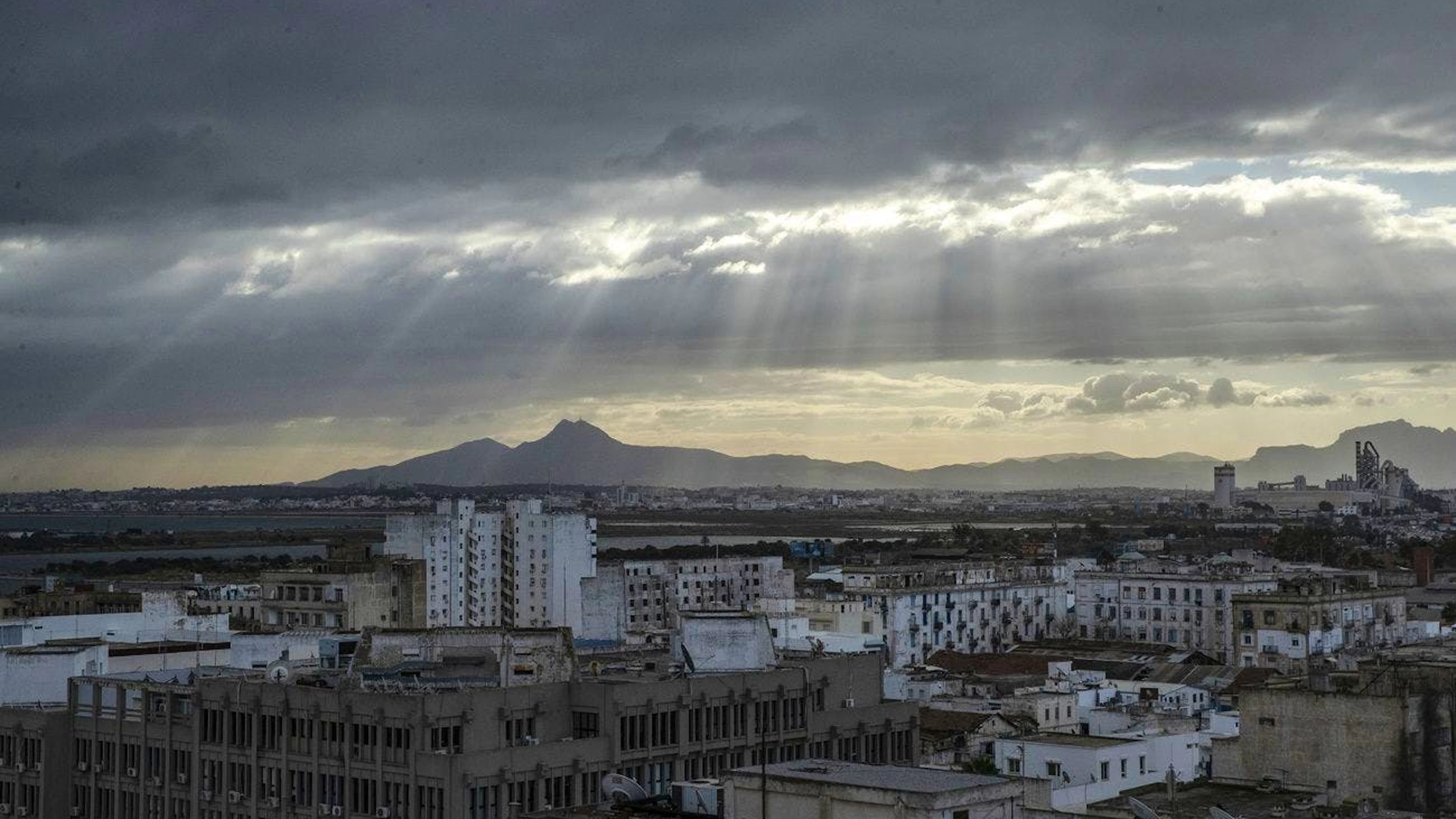 Les rayons du soleil illuminent la ville de Tunis, la veille d'un confinement national et du dixième anniversaire du soulèvement qui a renversé l'autocrate Ben Ali, Tunisie, mercredi 13 janvier 2021 (archives).