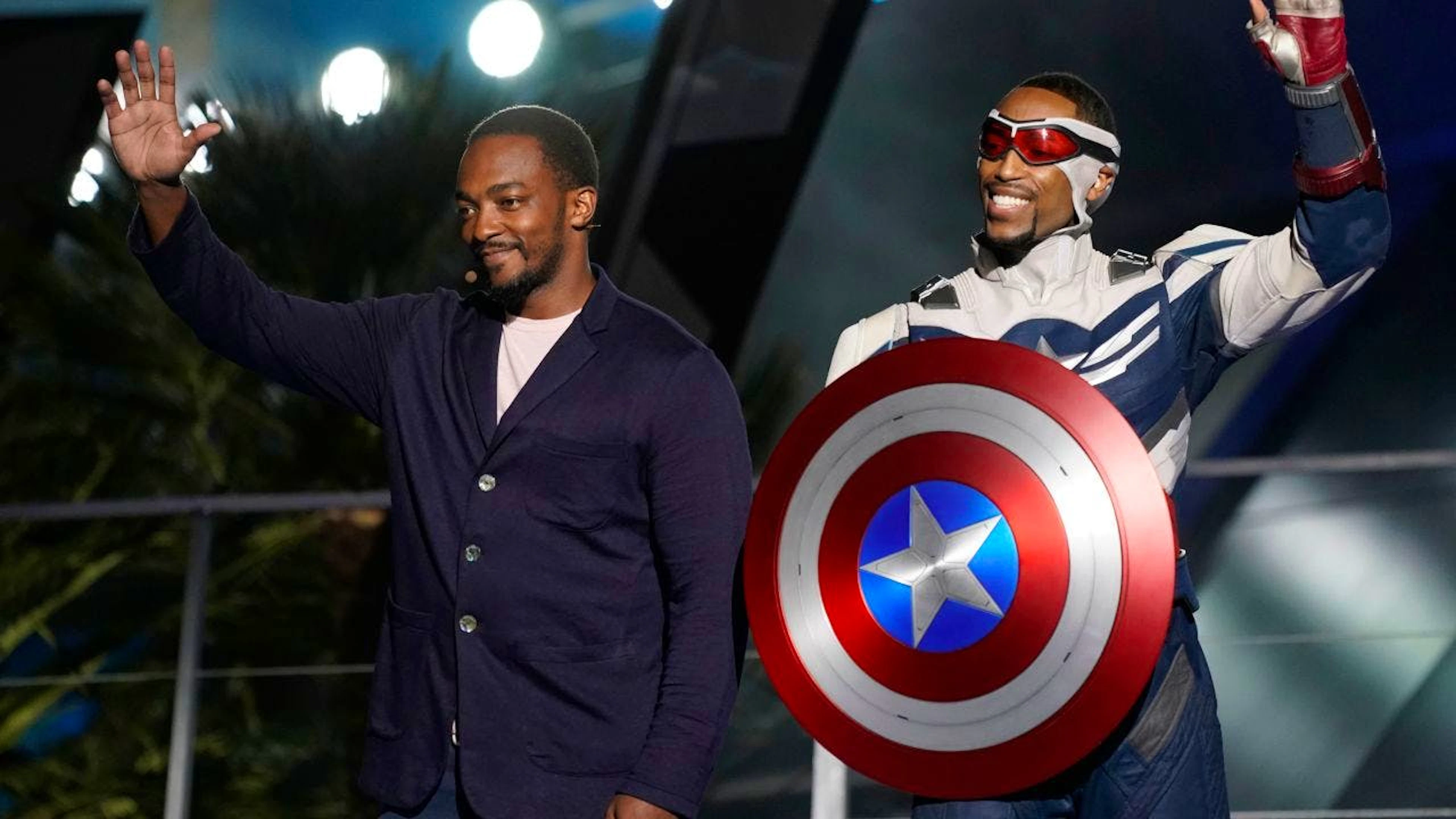 ARCHIV – US-Schauspieler Anthony Mackie (l) und sein Charakter Captain America winken während der Einweihungsfeier des «Avengers Campus» in Disneys California Adventure Park. 