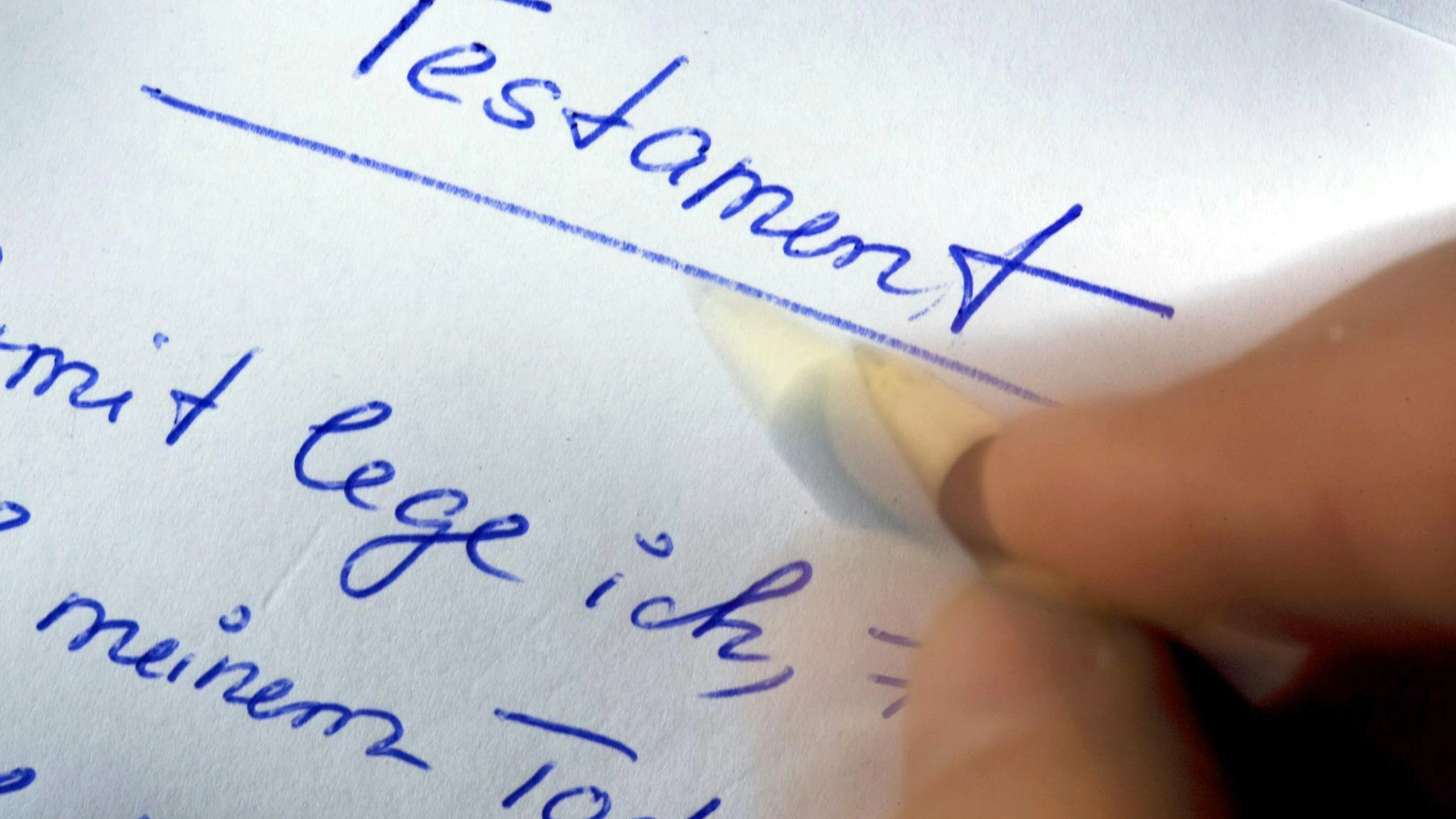 Ein Testament wird verfasst.